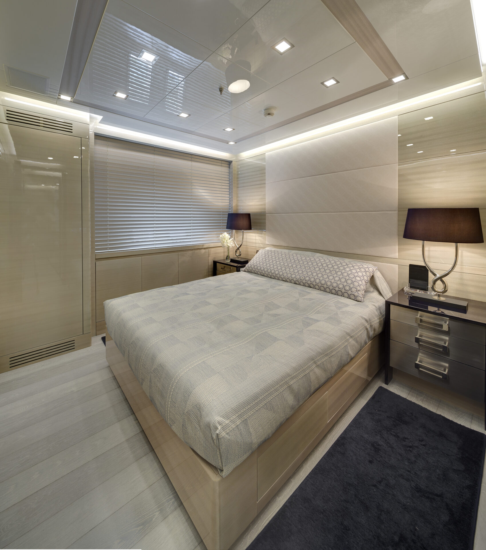 Cabina elegante con letto matrimoniale su yacht di lusso.