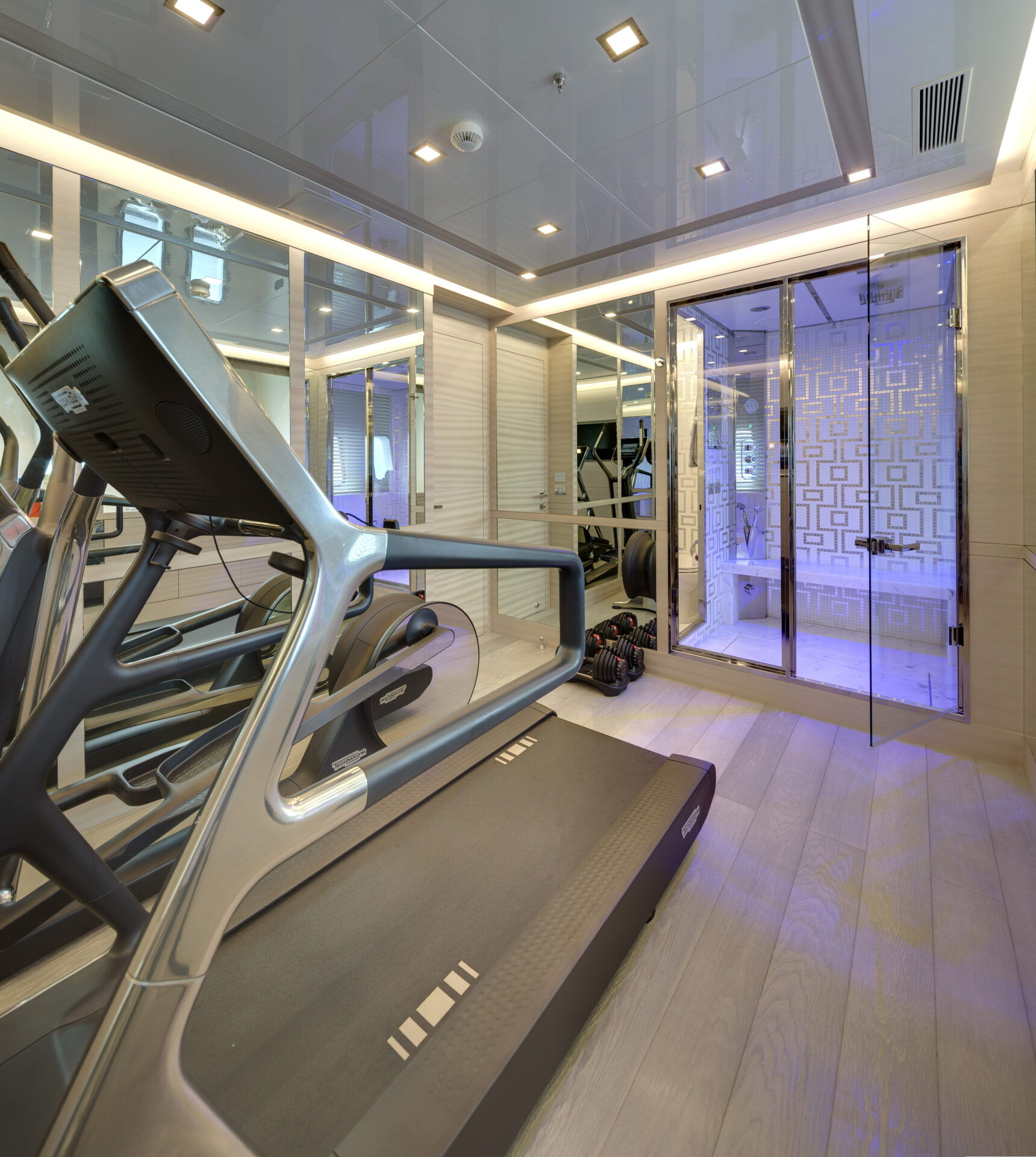 Palestra di lusso su Mangusta Yachts con sauna moderna.