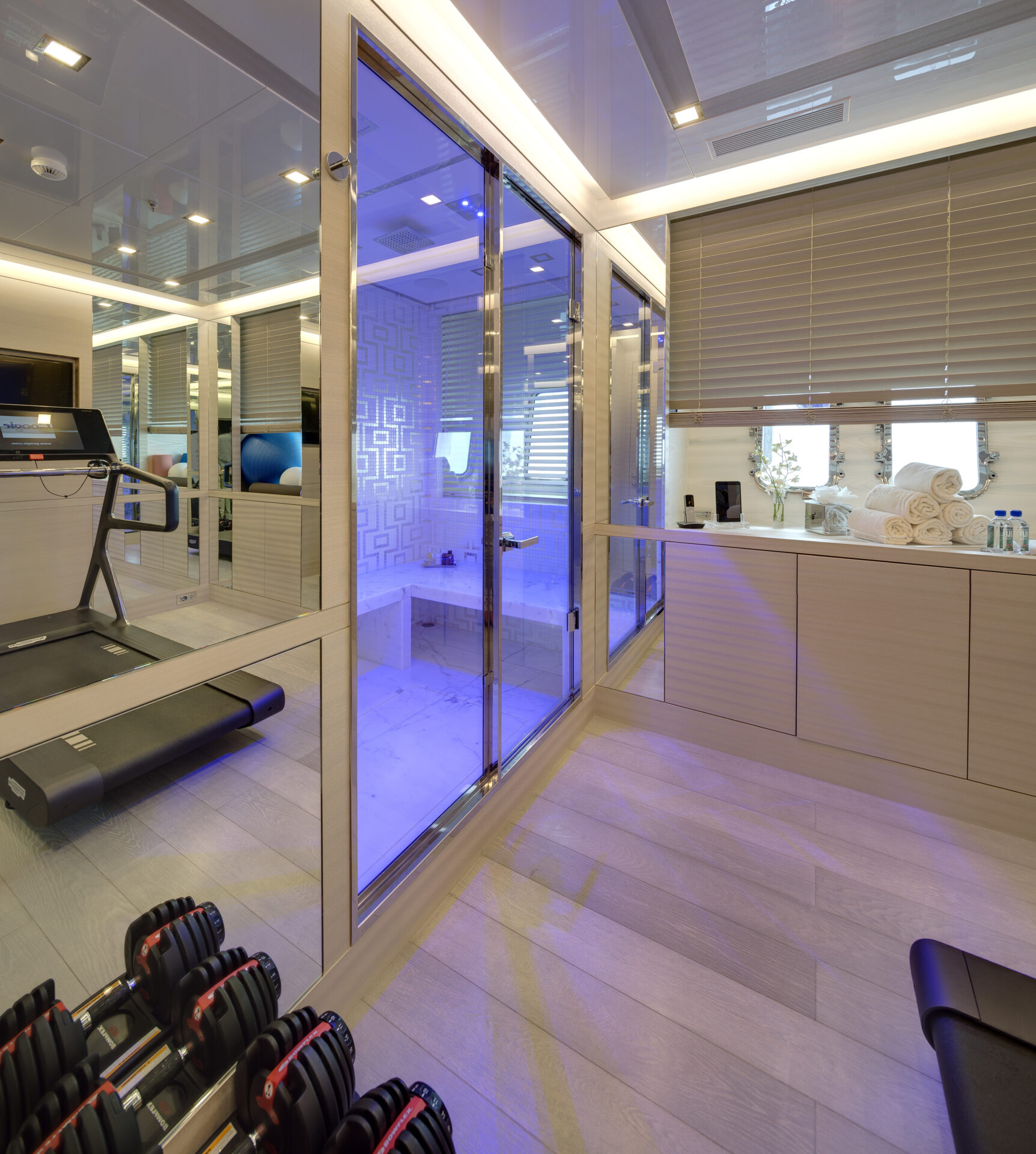 Palestra moderna su yacht Mangusta Yachts.