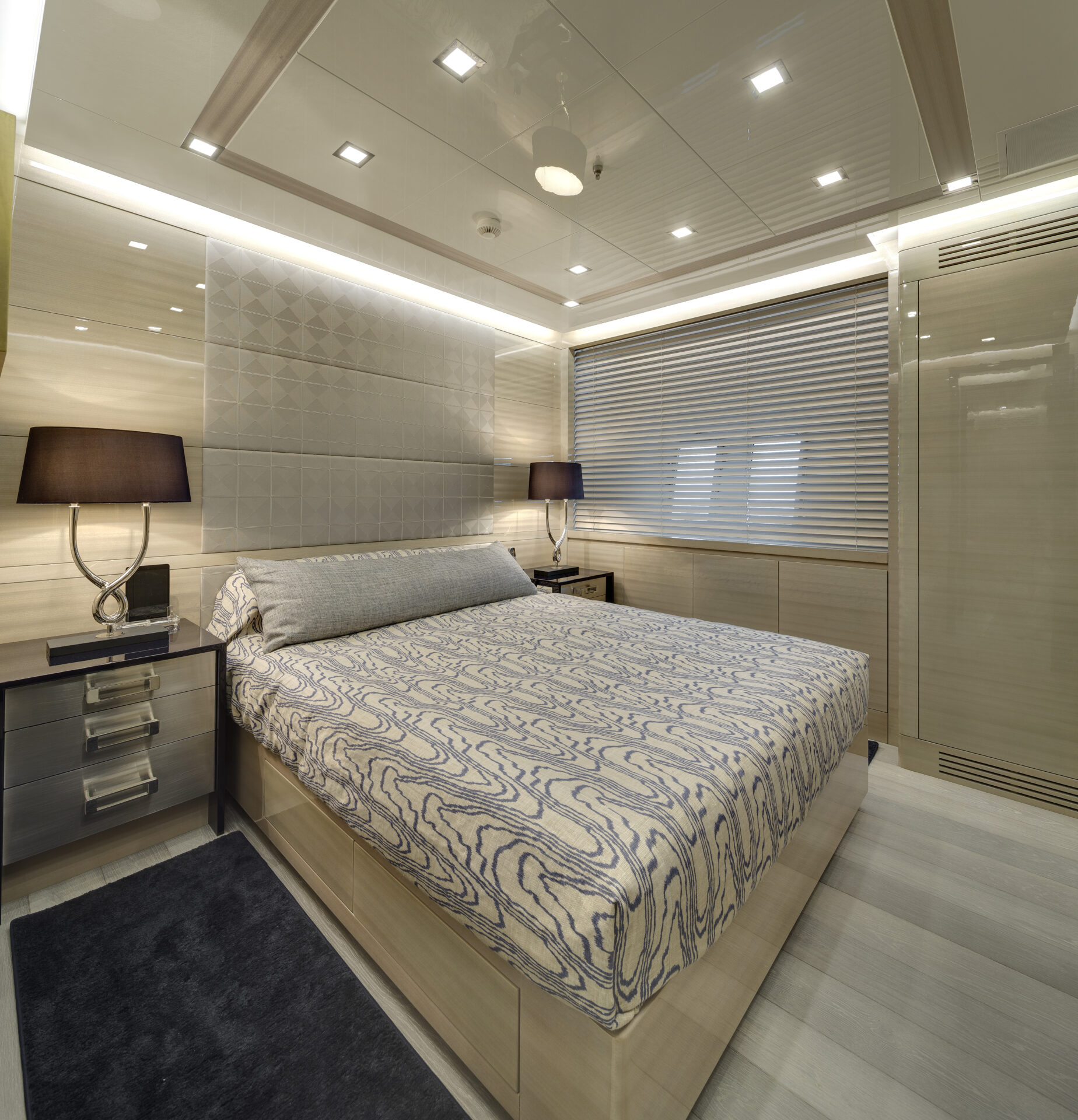 Cabina lussuosa yacht Mangusta con arredi eleganti.