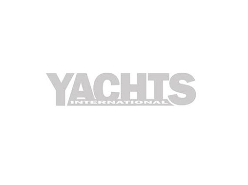 Logo Yachts International su sfondo bianco.