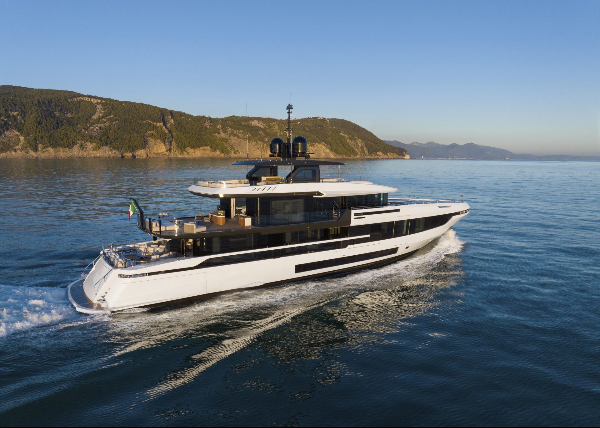 Mangusta Yachts naviga in acque serene.