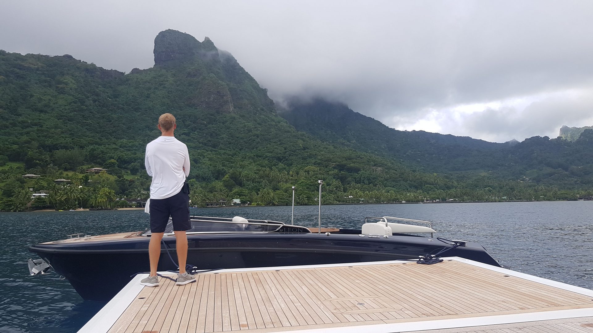Navigatore su yacht Mangusta in paesaggio tropicale.