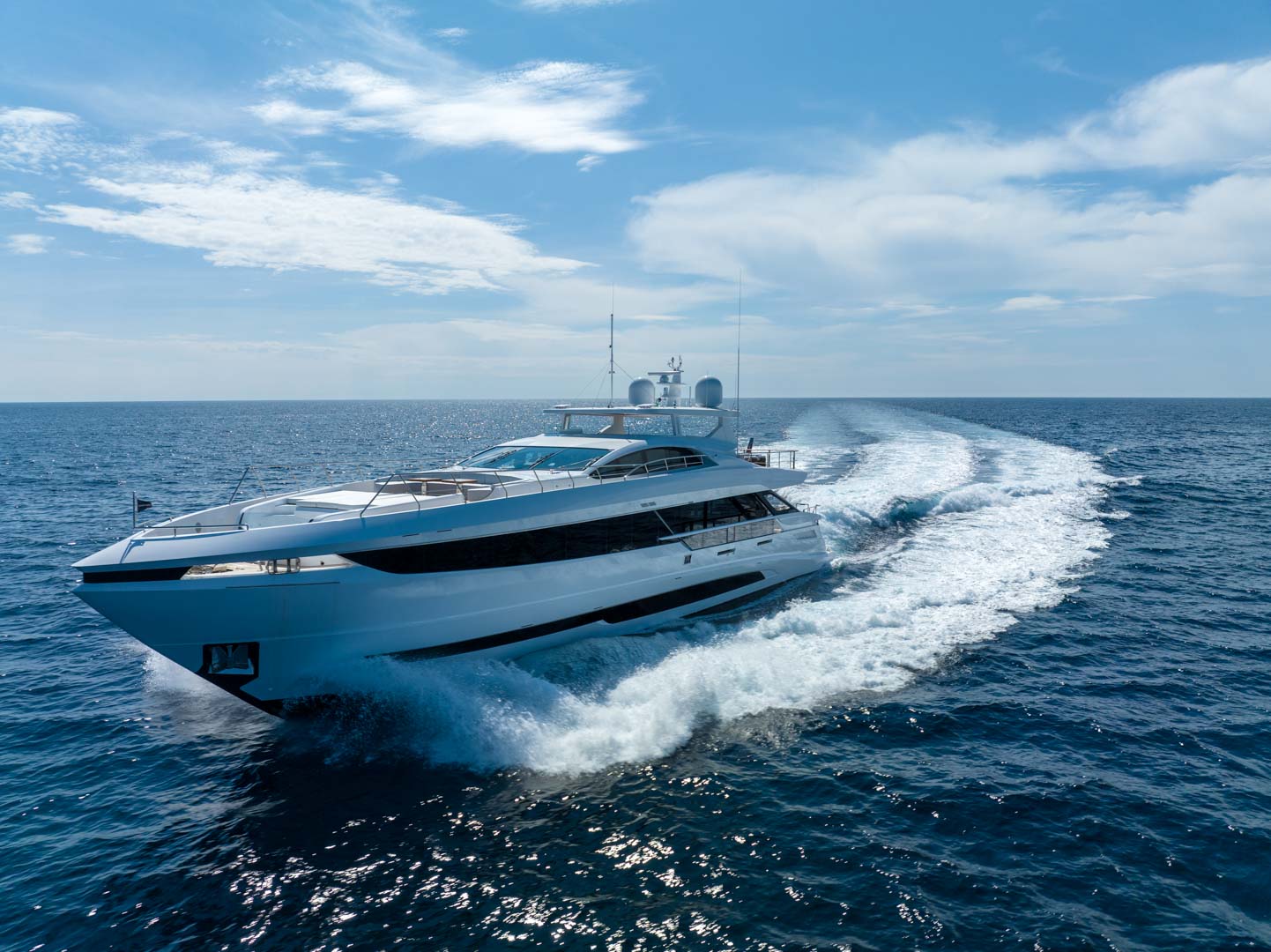 Yacht Mangusta in navigazione su mare aperto.
