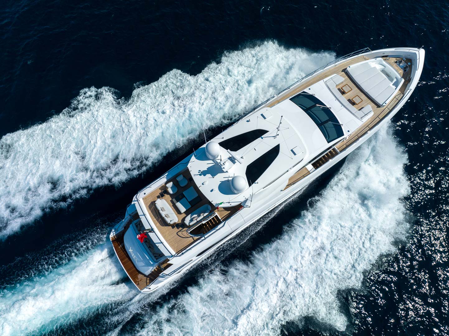 Yacht Mangusta in mare, vista dall'alto.