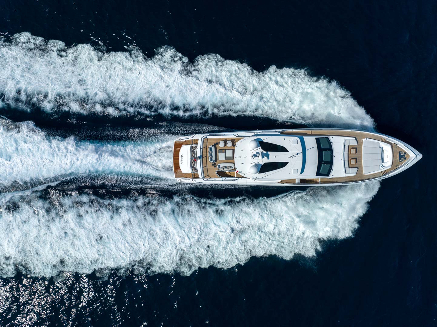 Mangusta Yachts in navigazione vista dall'alto.