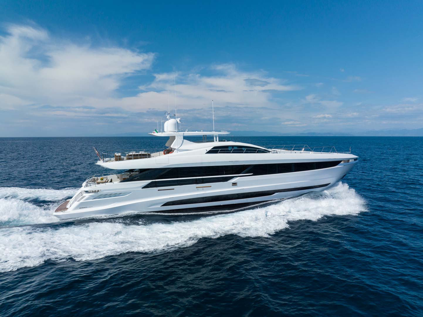 Yacht Mangusta in navigazione su mare aperto.