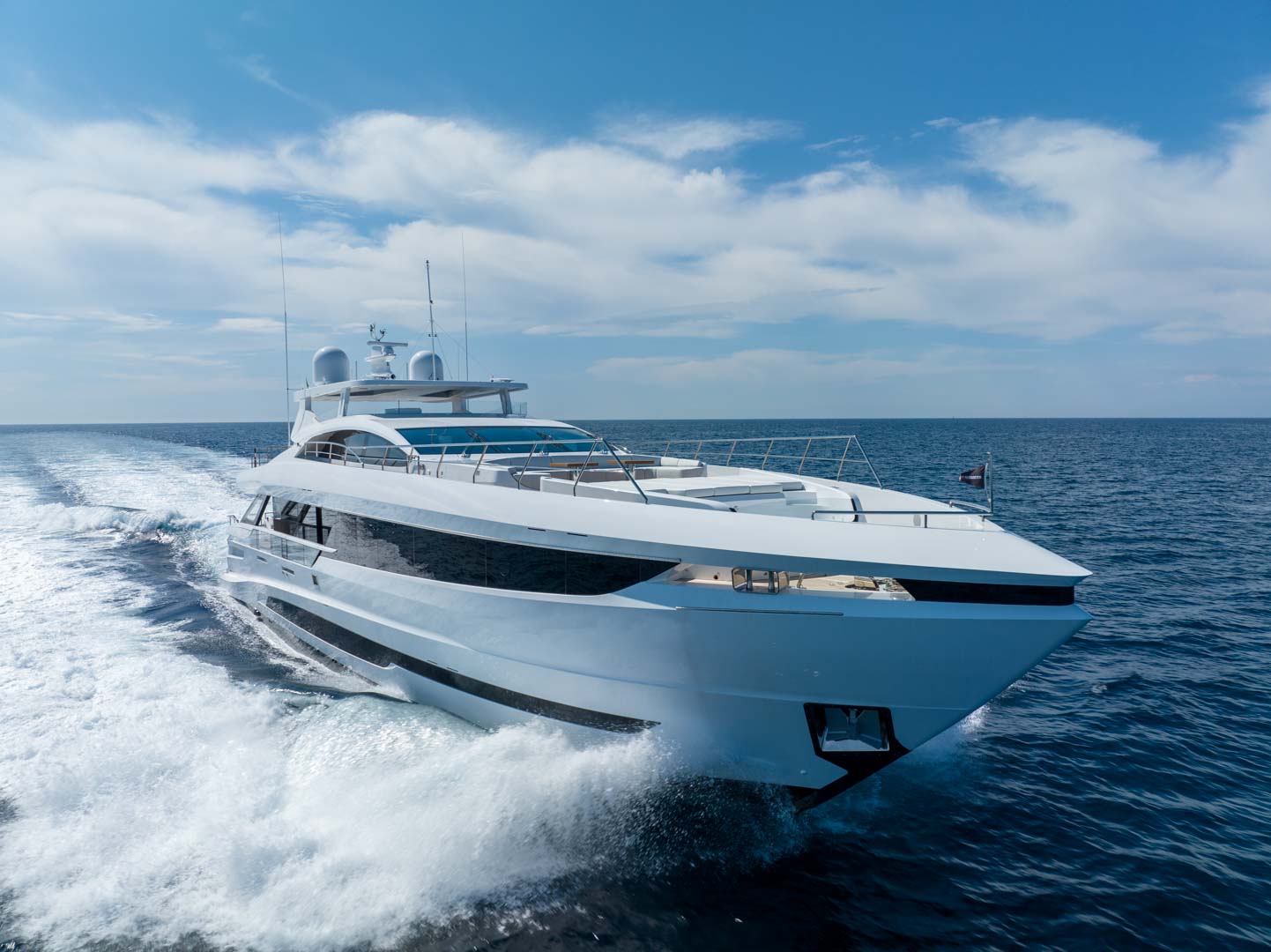 Yacht Mangusta in navigazione su mare aperto.