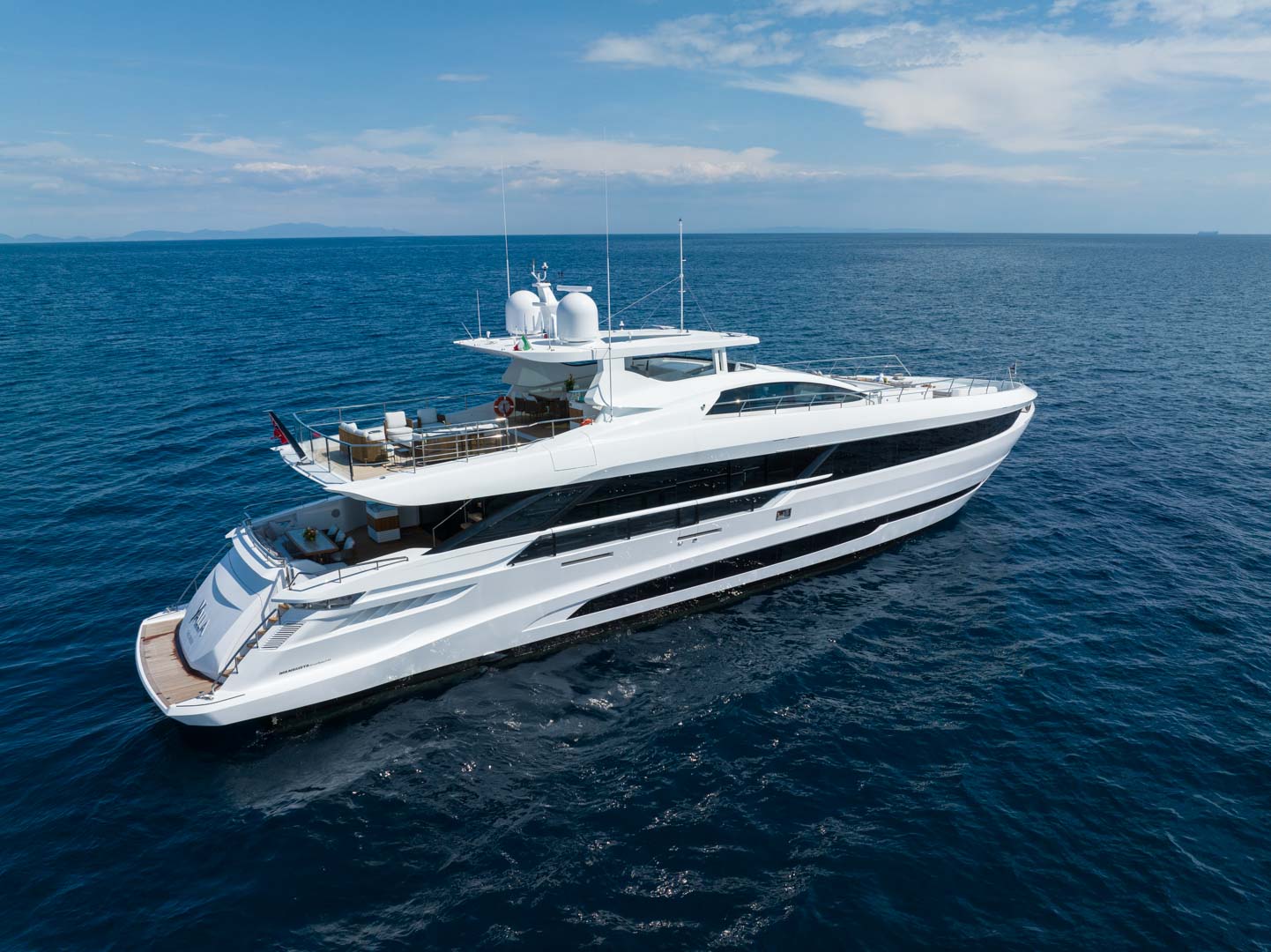 Yacht di lusso Mangusta sul mare azzurro.