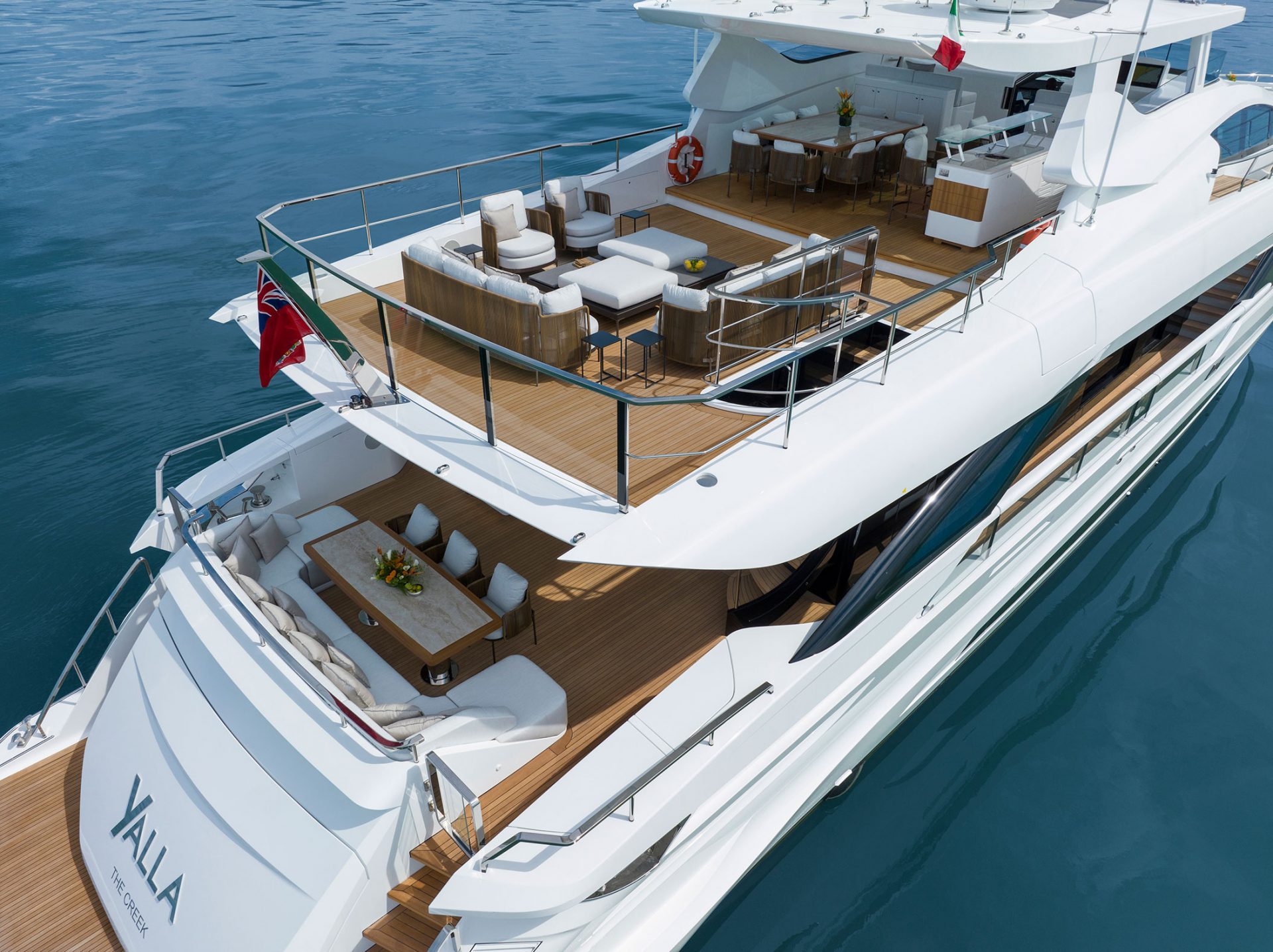 Yacht Mangusta Yalla con ampi spazi esterni sul ponte.