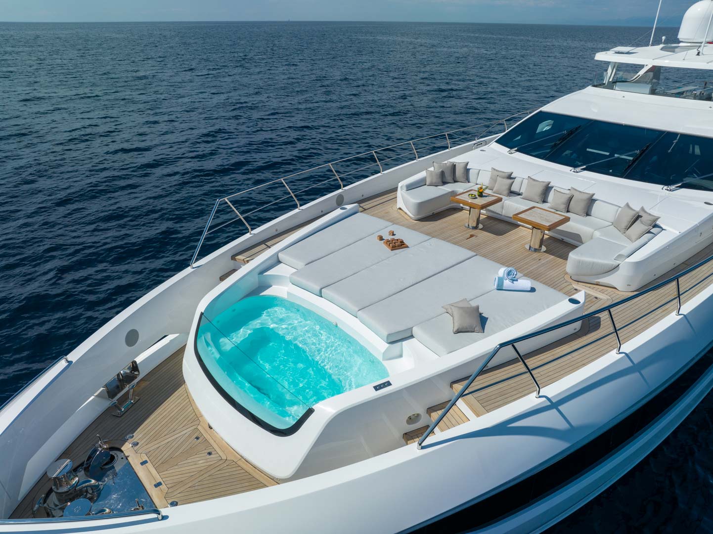 Jacuzzi sul ponte di un lussuoso yacht Mangusta