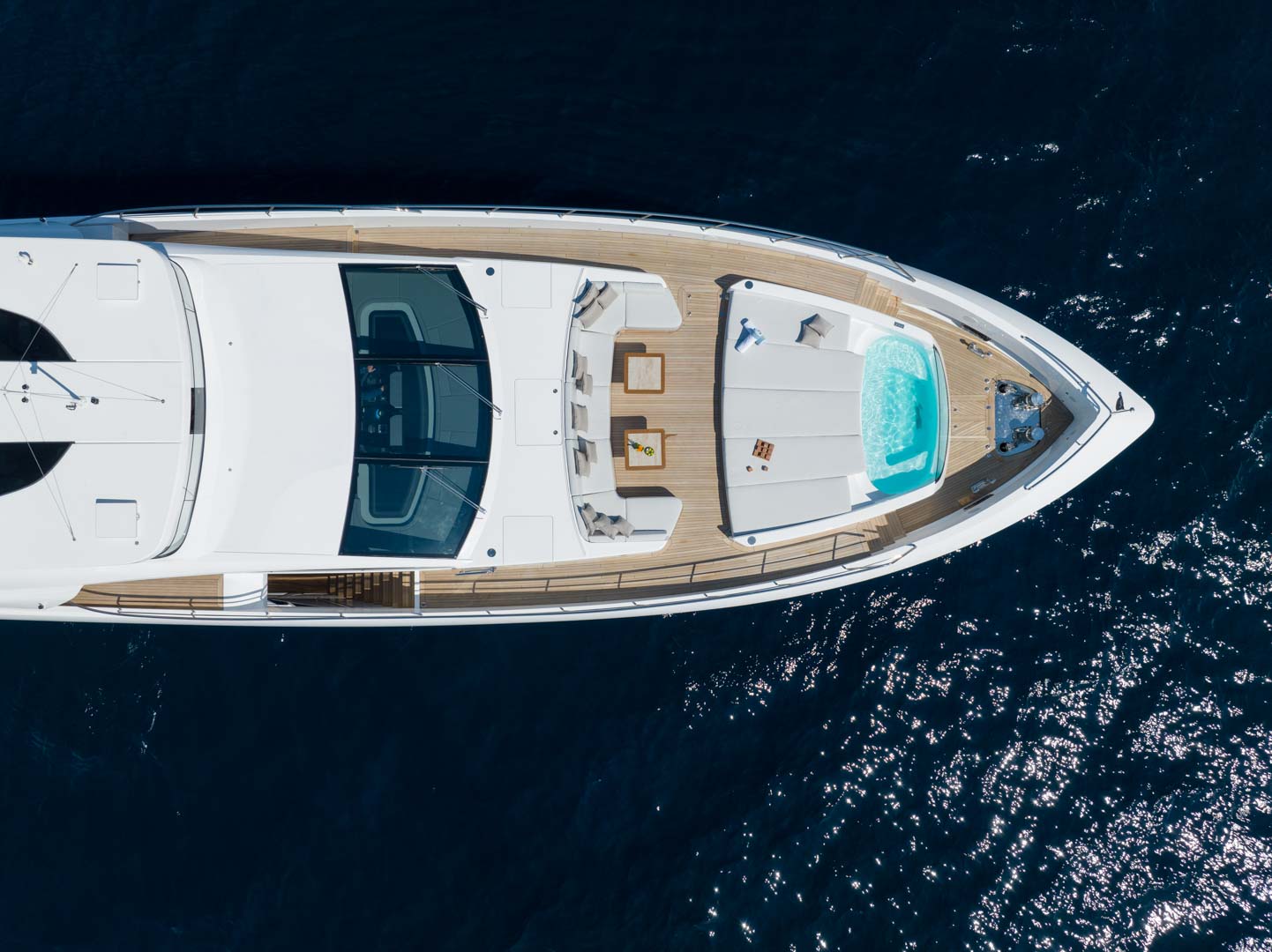 Yacht Mangusta visto dall'alto con jacuzzi sul ponte