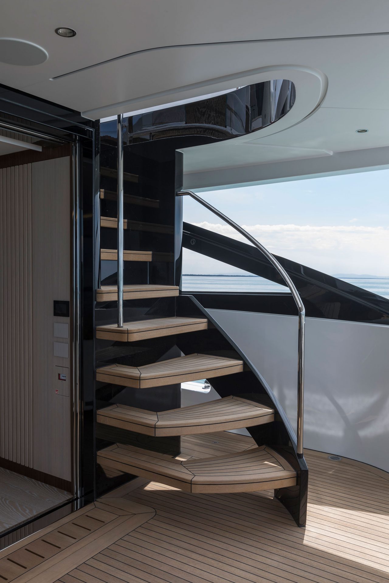 Scala a chiocciola in legno su yacht Mangusta