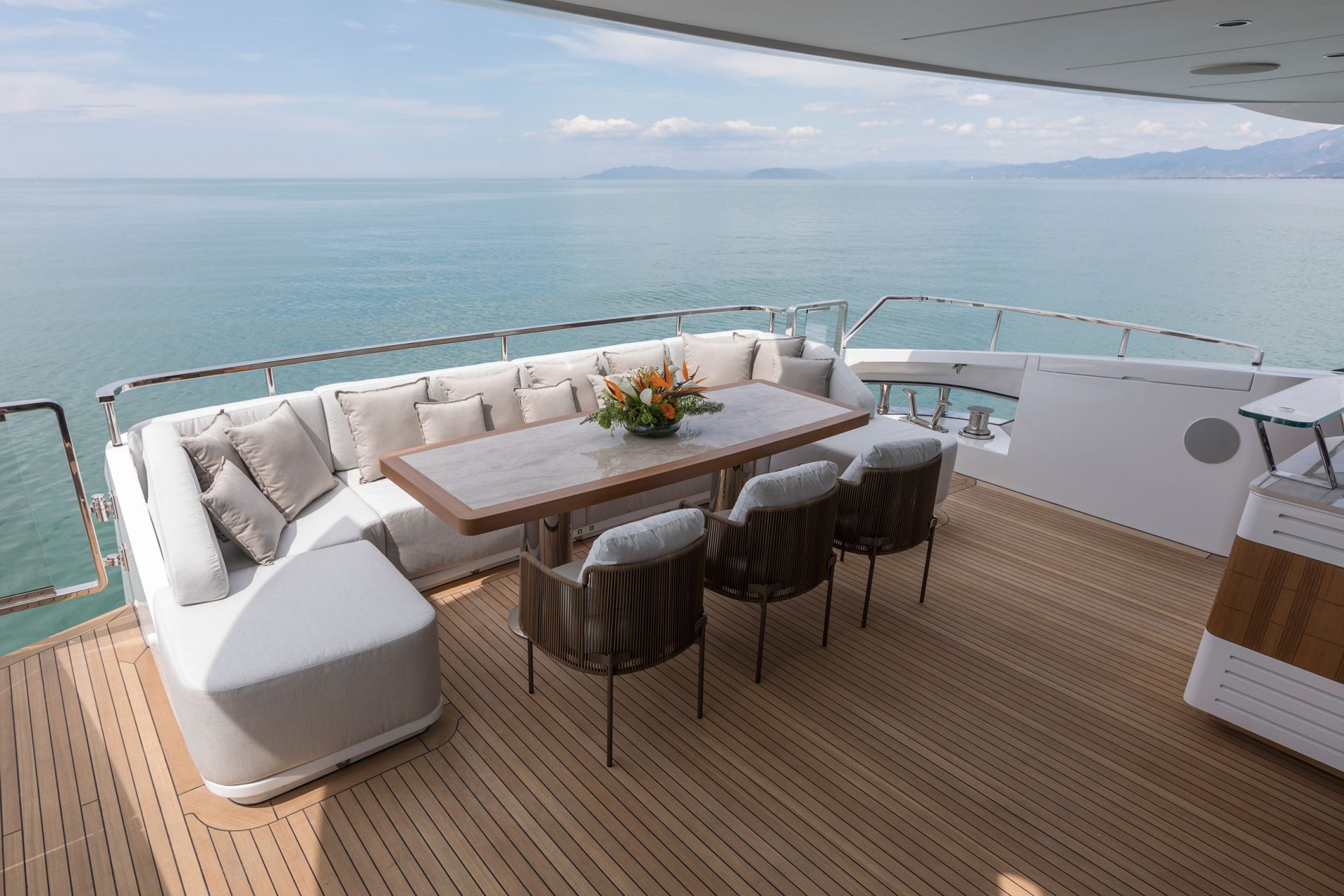 Ponte di lusso sullo yacht Mangusta Yachts.