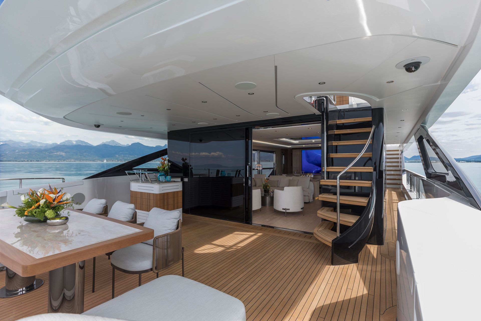 Ampio ponte coperto su yacht Mangusta, vista mare.