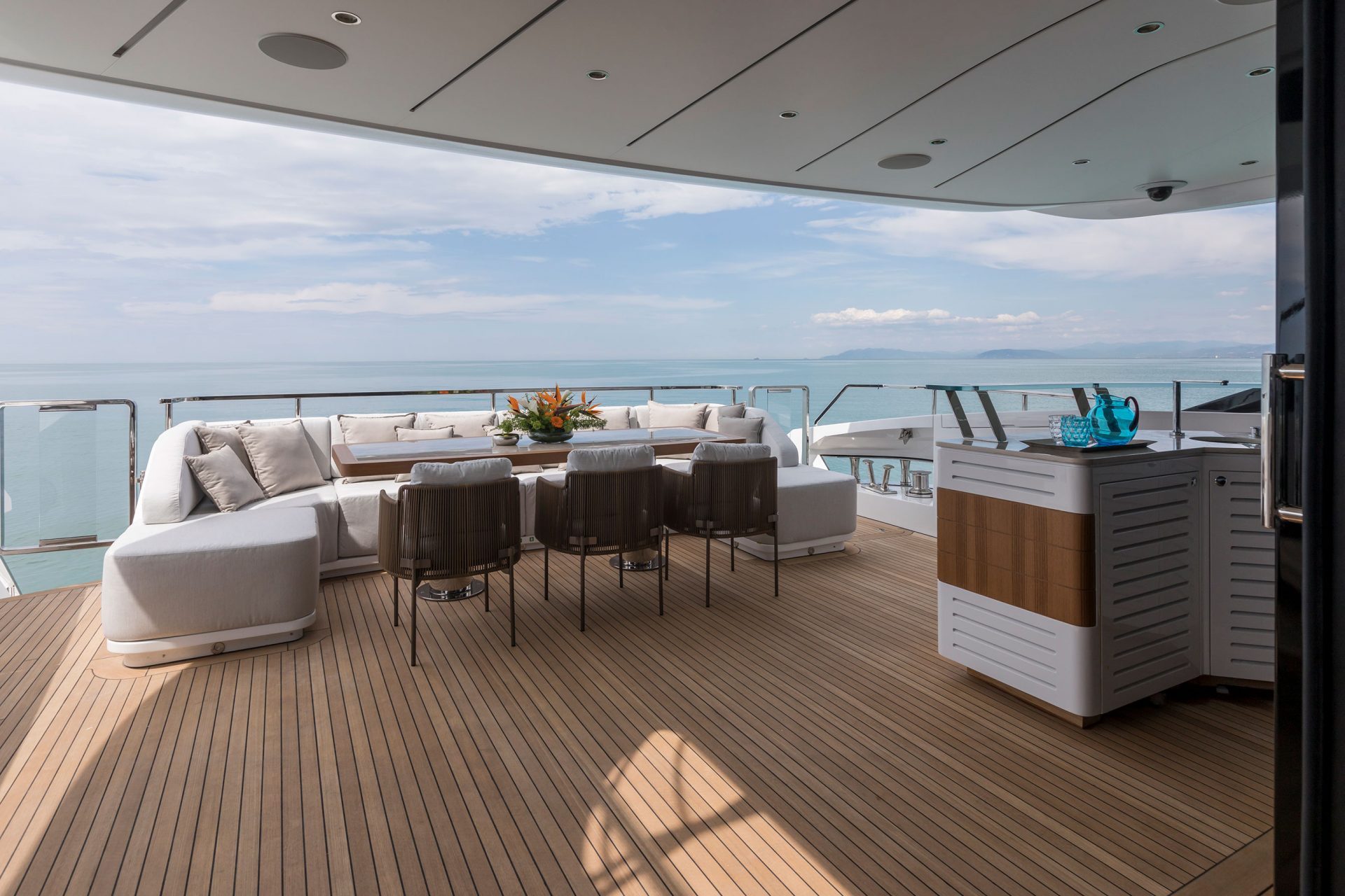 Terrazza elegante su yacht con vista mare.