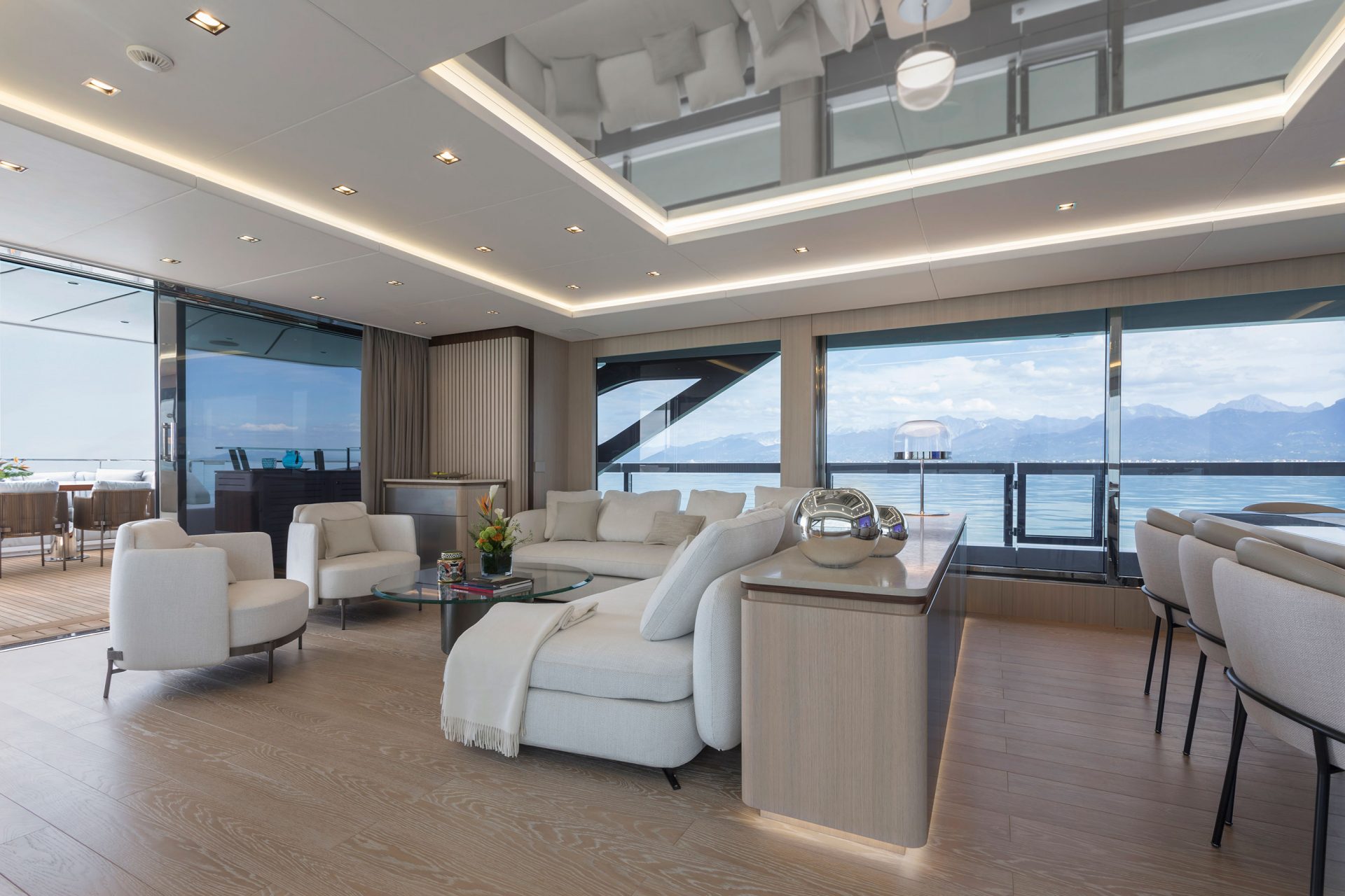 Salotto elegante su yacht Mangusta con vista mare.