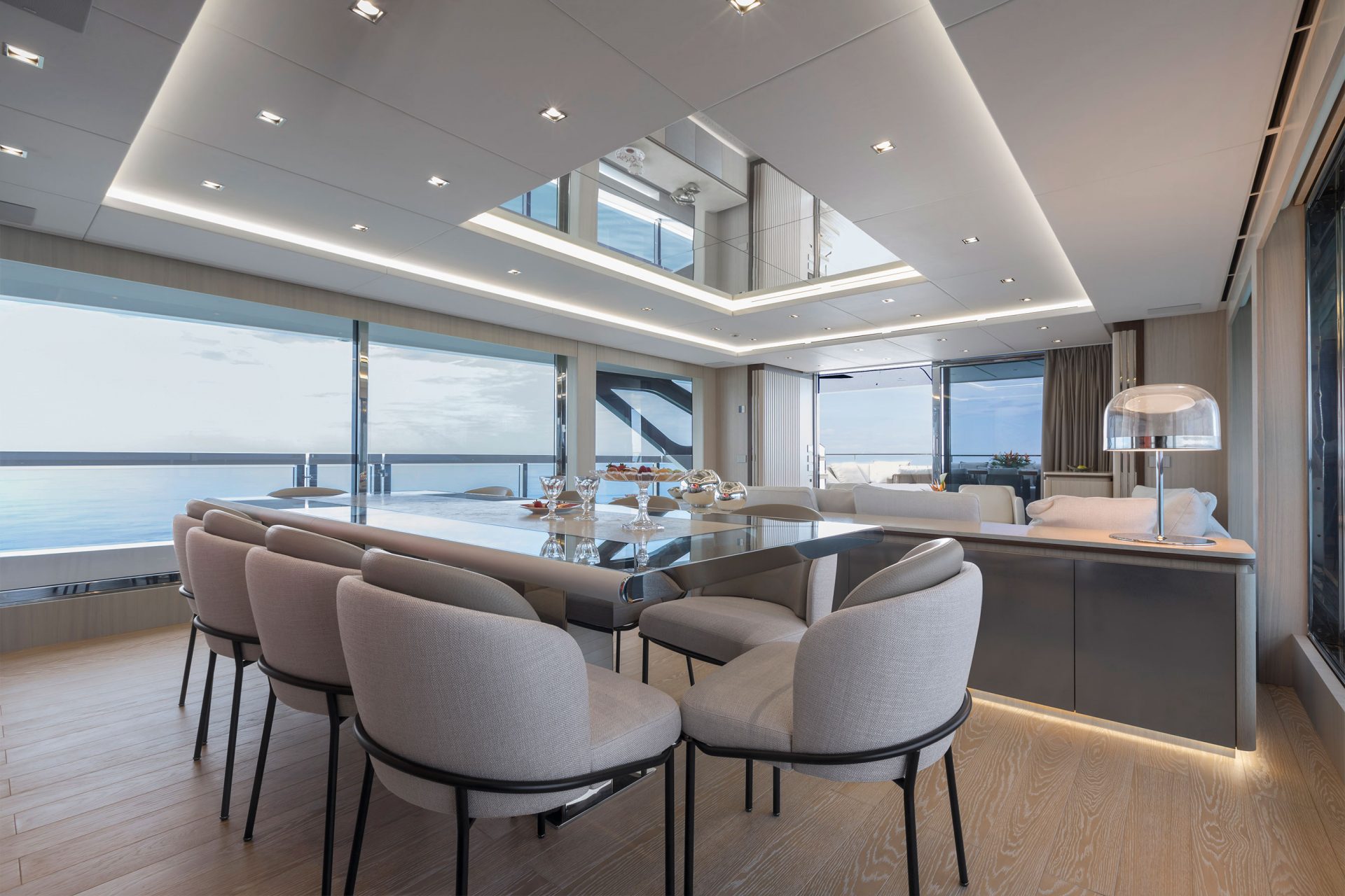 Interni lussuosi Mangusta Yachts con vista mare