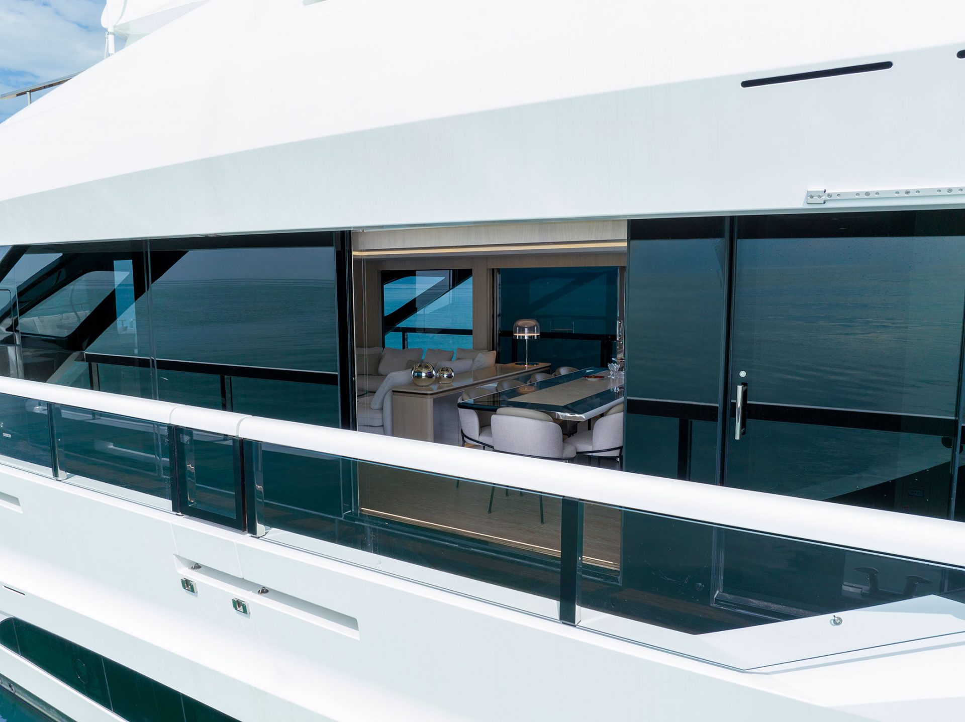 Salotto elegante a bordo del Mangusta Yacht.