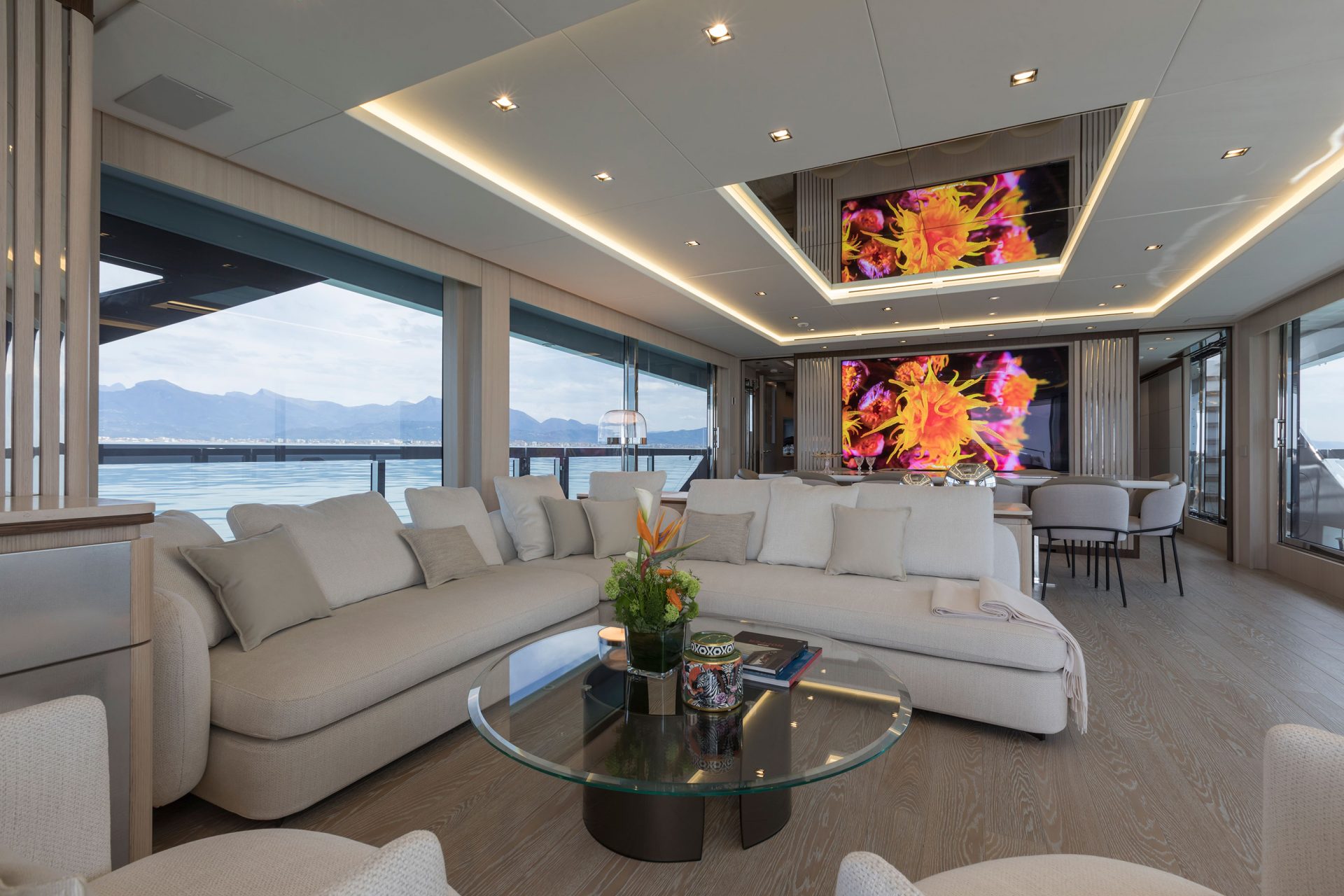 Salotto di lusso Mangusta Yachts con vista mare.