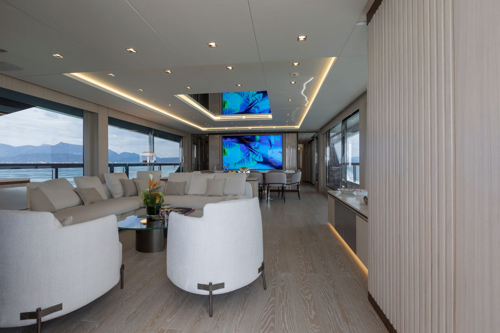 Interno elegante di uno yacht Mangusta, vista mare.