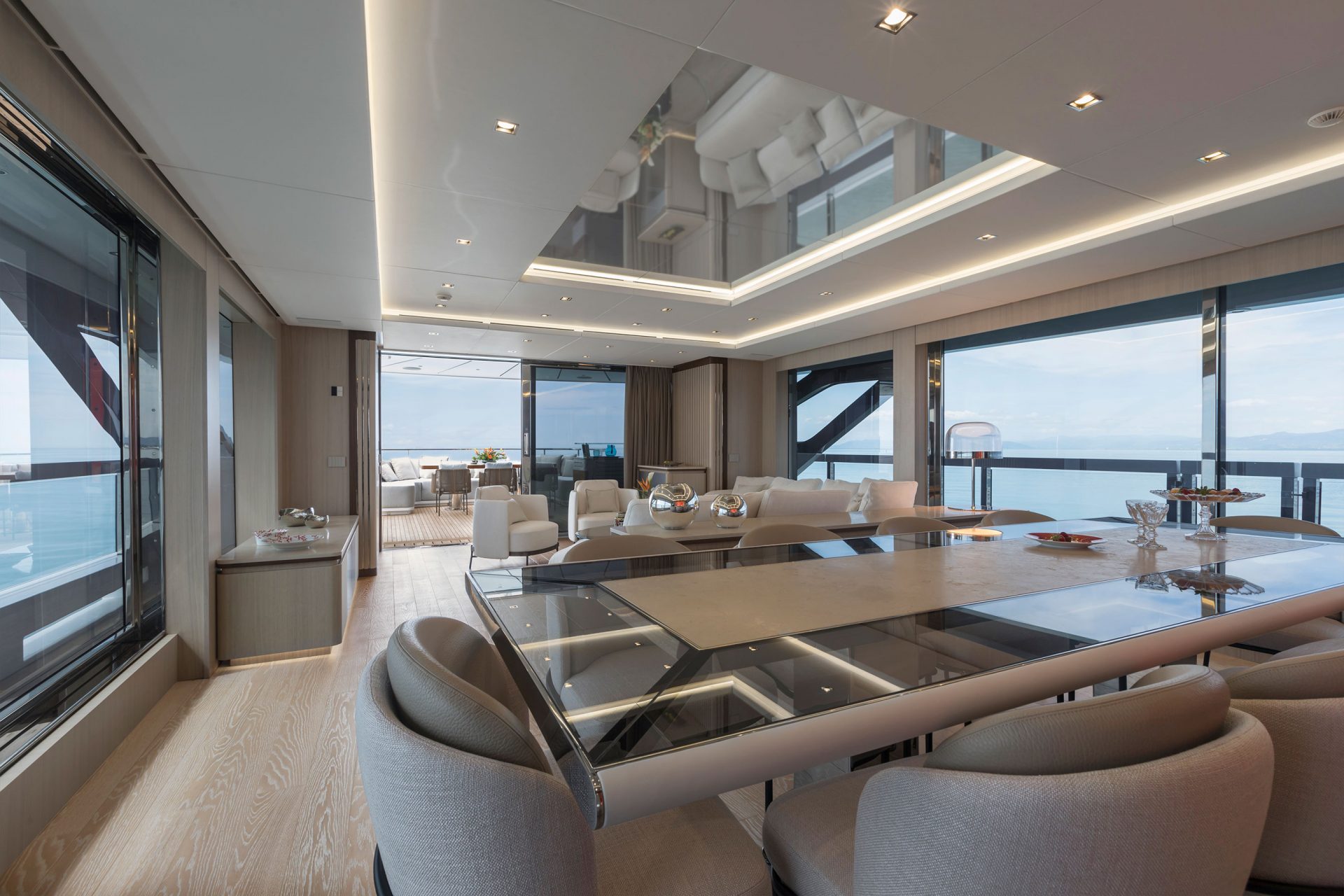 Interni di lusso Mangusta Yachts con vista mare