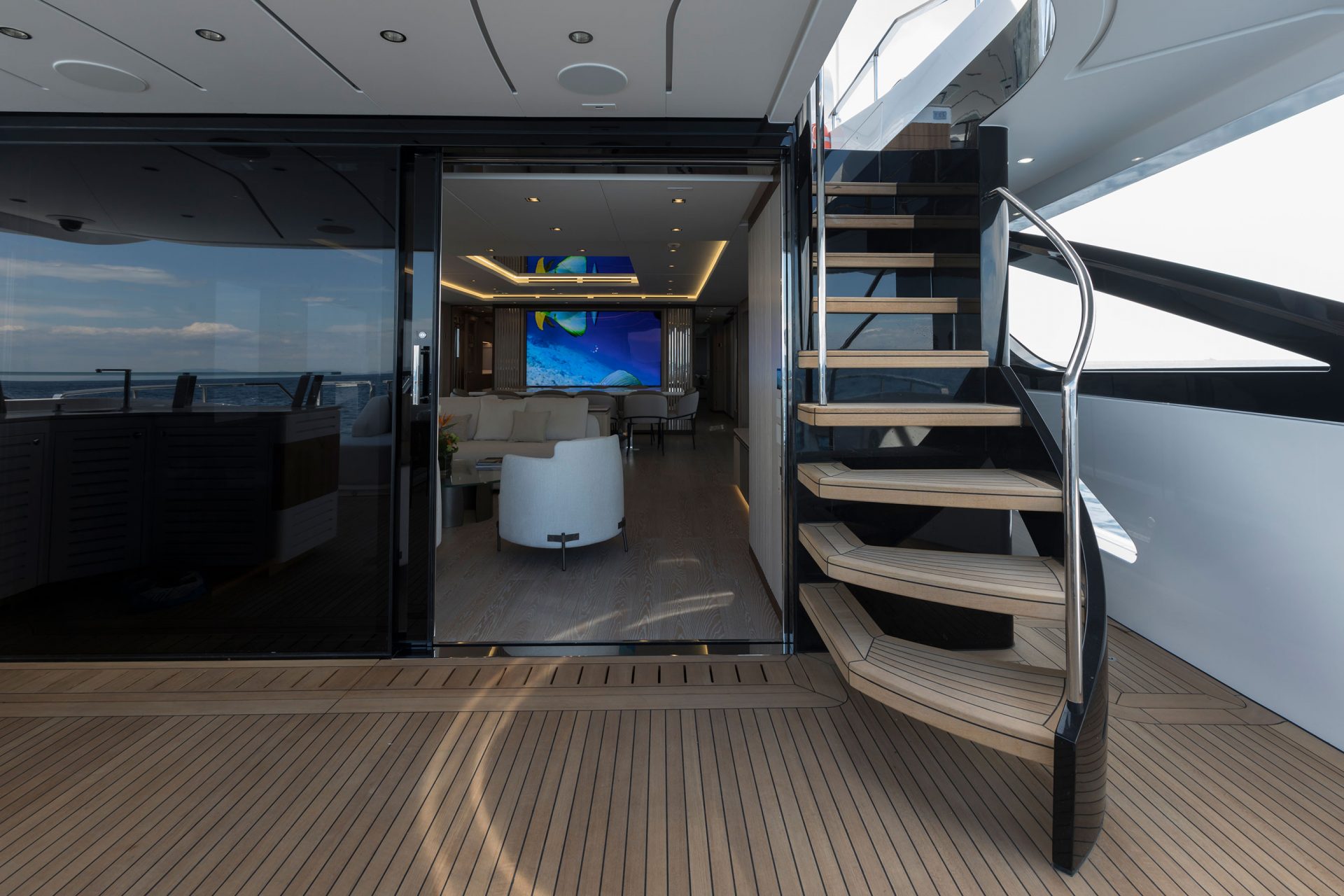 Interno elegante Mangusta Yachts con scala moderna.