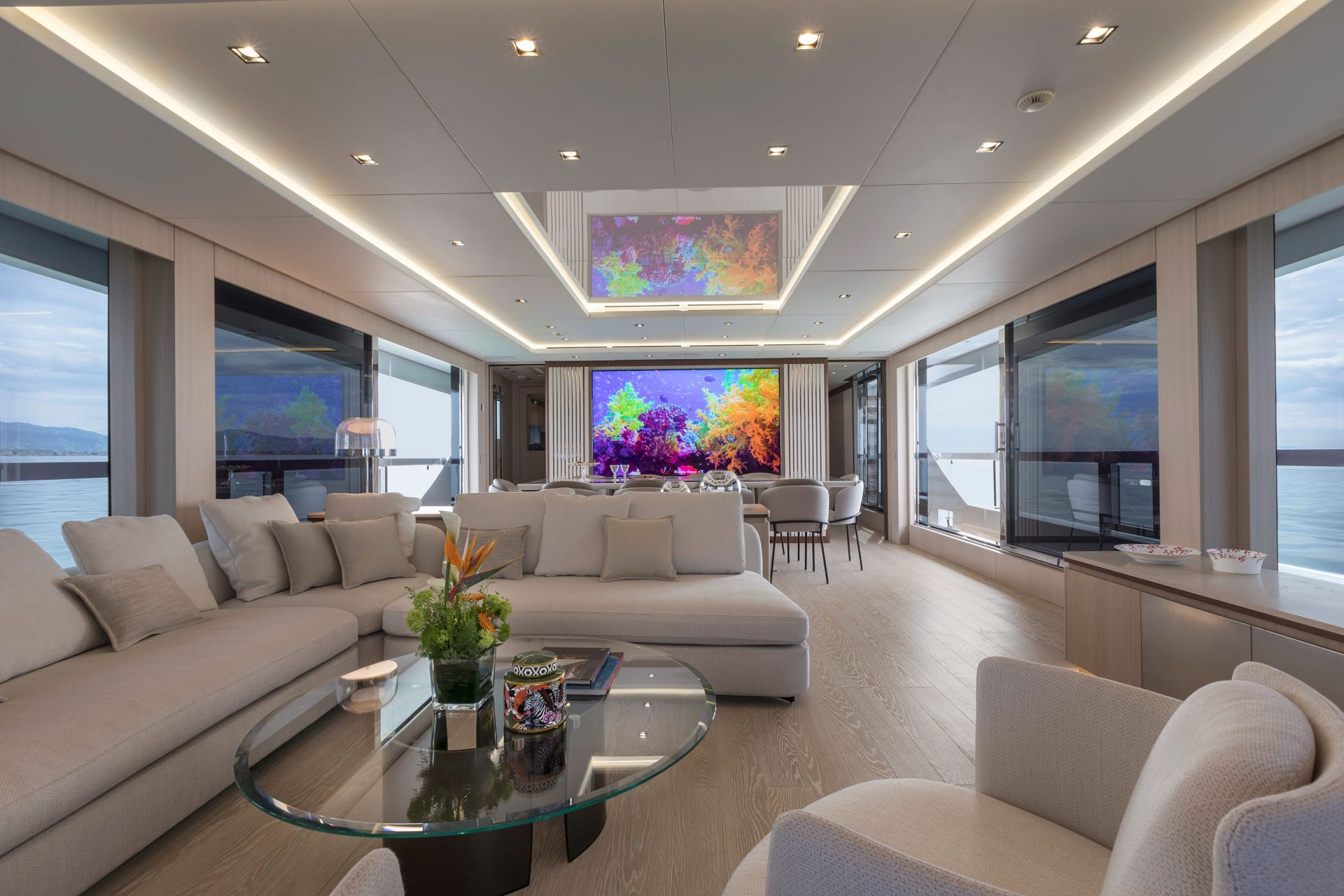 Interni lussuosi di uno yacht Mangusta con grandi finestre.