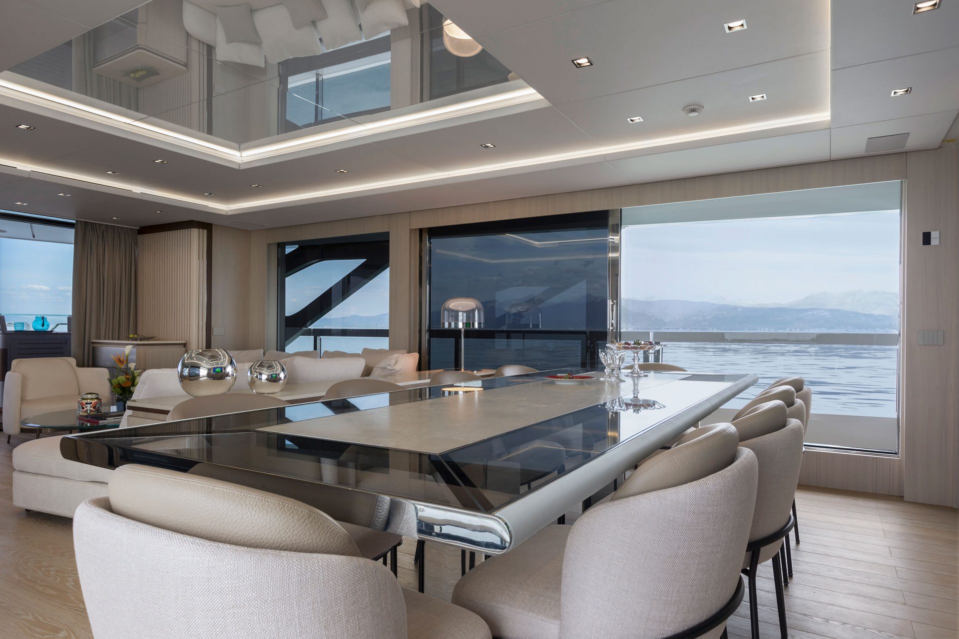 Lussuosa sala da pranzo su yacht Mangusta, vista mare.