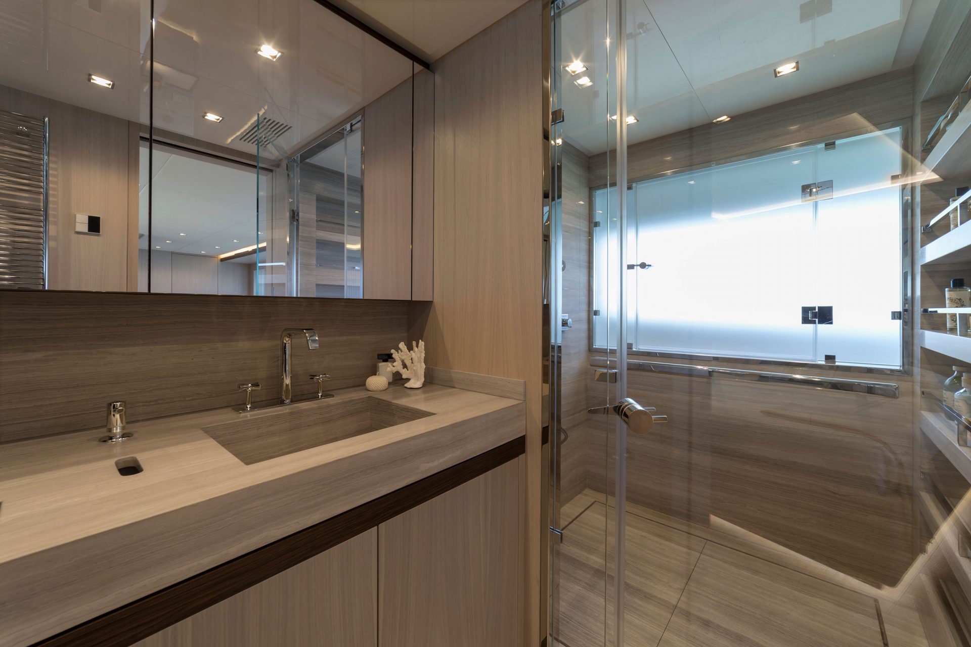 Bagno di lusso su yacht Mangusta, design elegante.