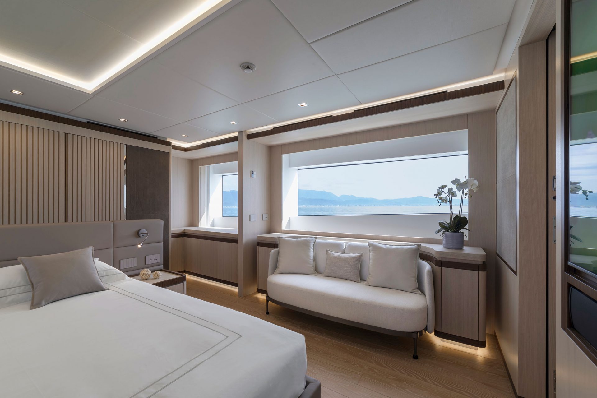 Interni eleganti in cabina Mangusta Yachts con vista mare