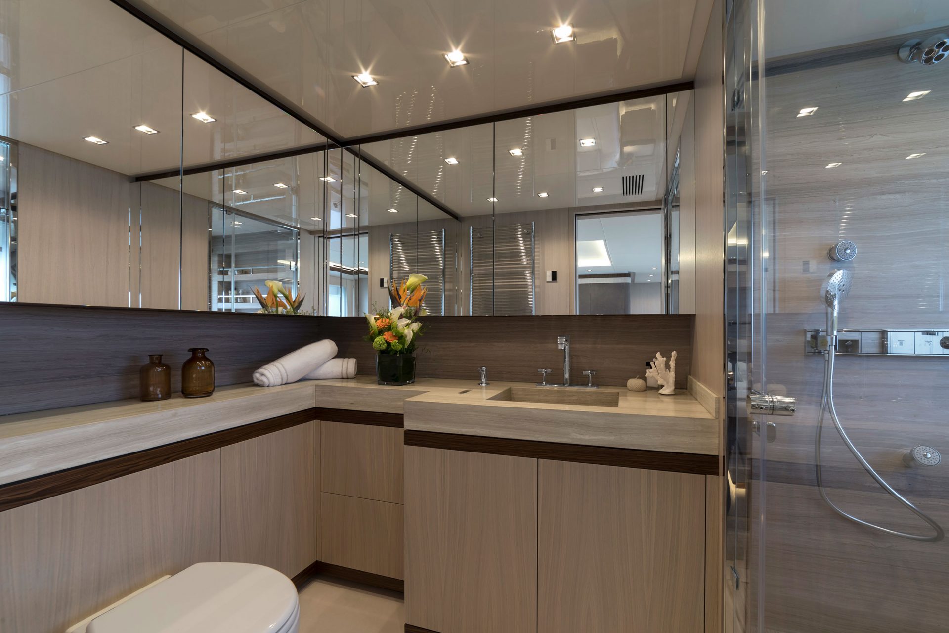 Bagno elegante su yacht di lusso Mangusta Yachts.