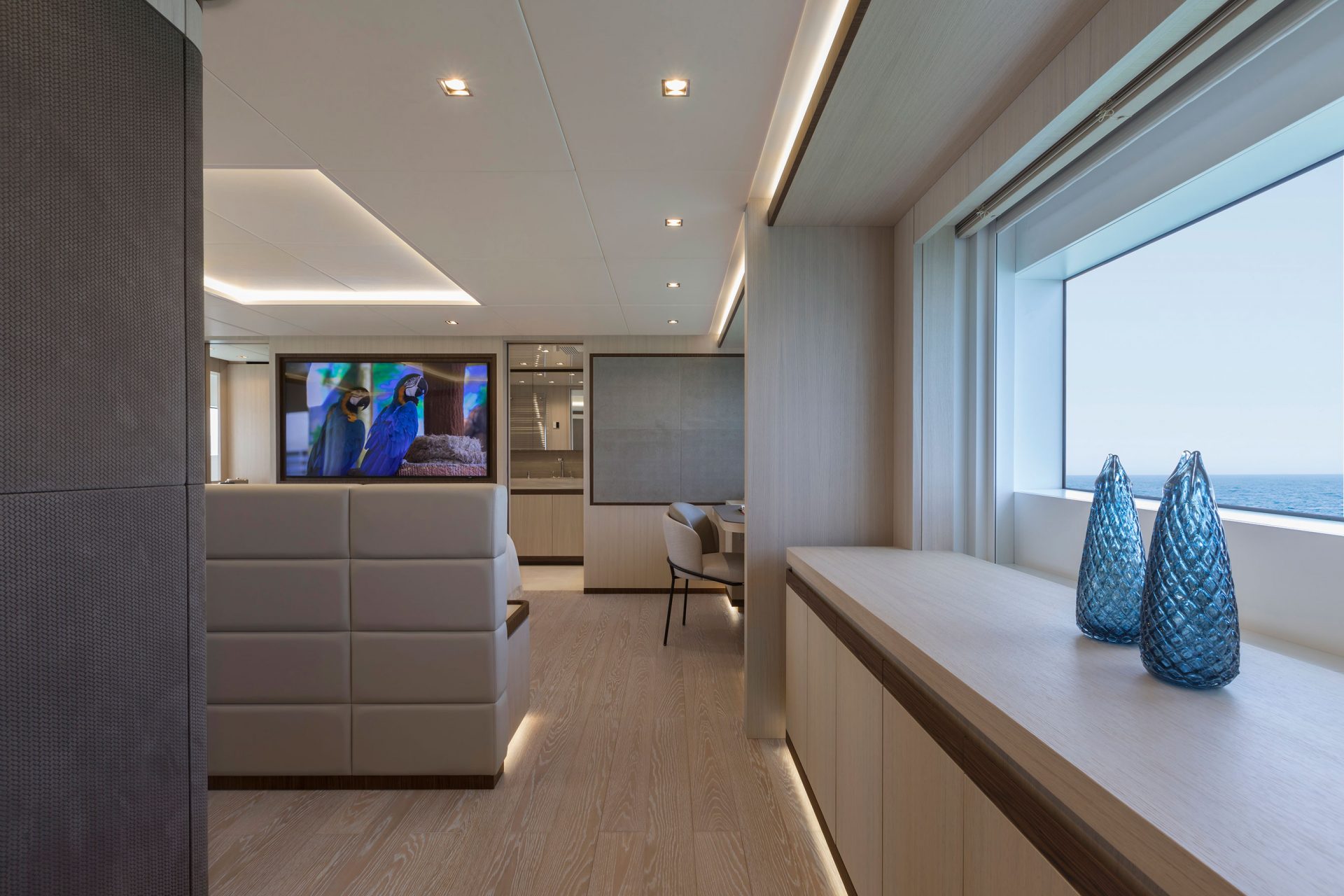 Interni eleganti di uno yacht Mangusta con vista mare.