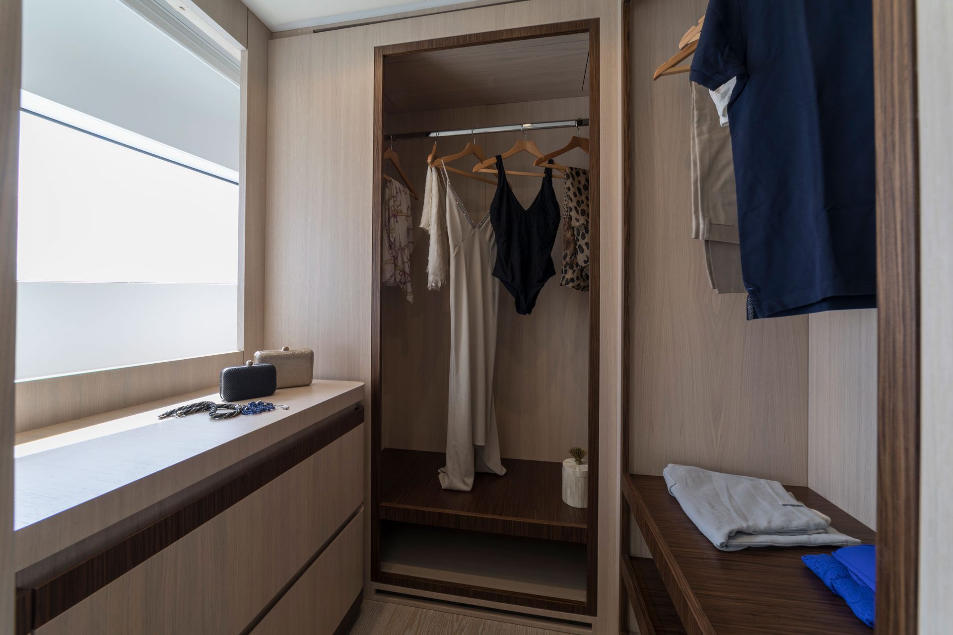 Cabina armadio di lusso con abbigliamento elegante.