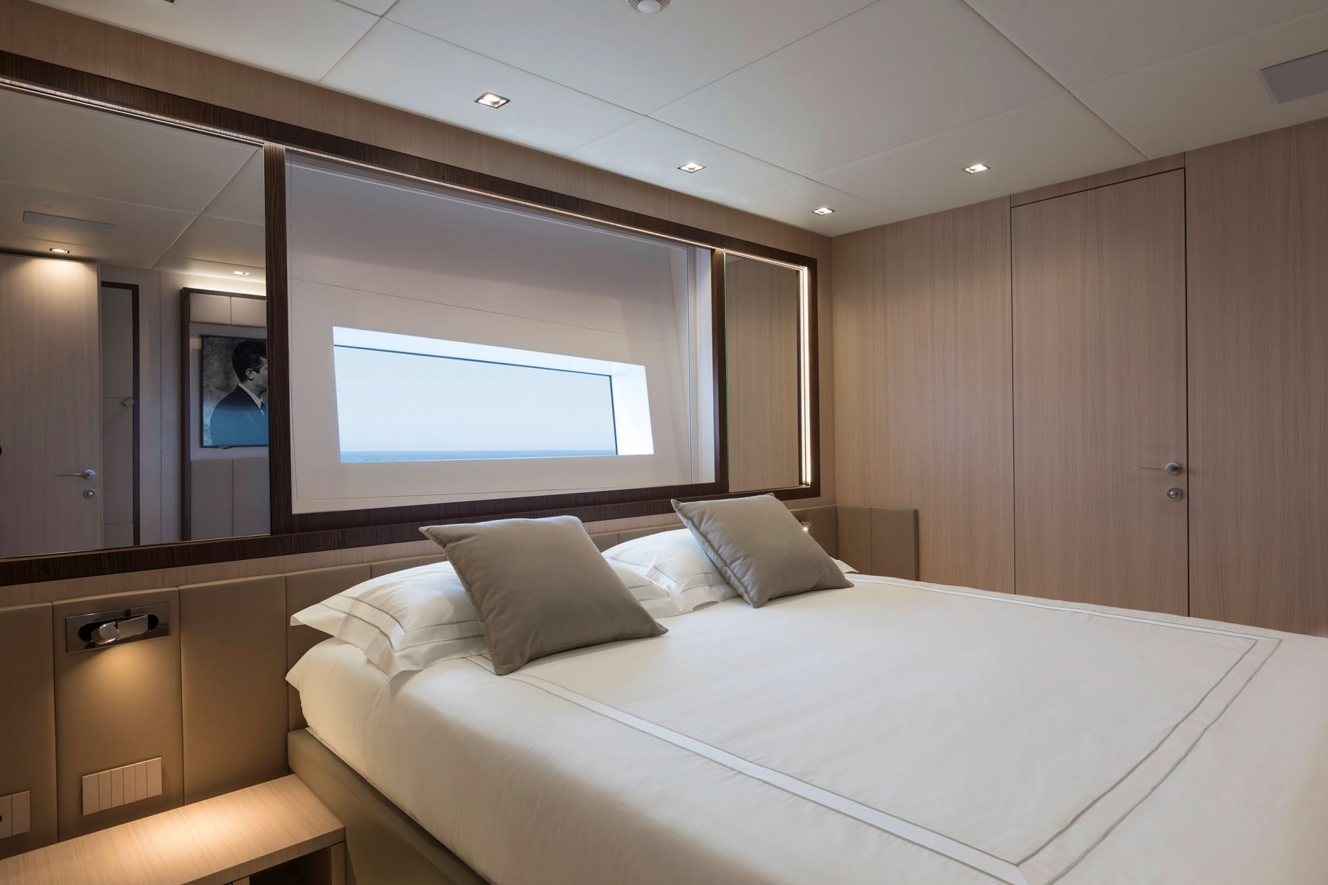 Cabina lusso Mangusta Yachts con vista sul mare.