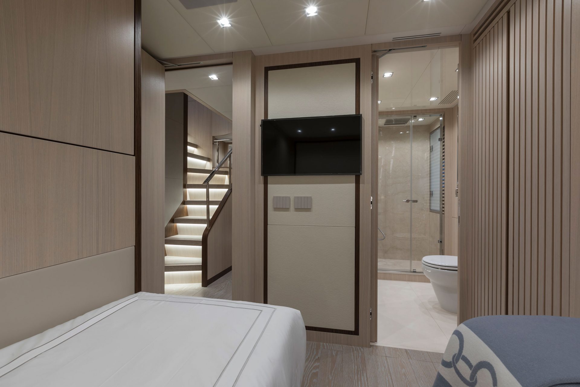 Interni eleganti di uno yacht Mangusta con bagno.