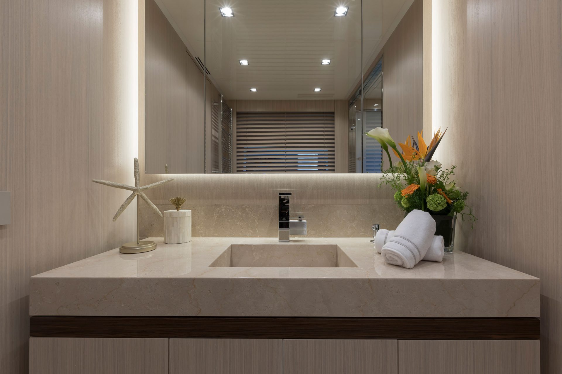 Bagno lusso yacht Mangusta, lavabo marmo e dettagli eleganti.