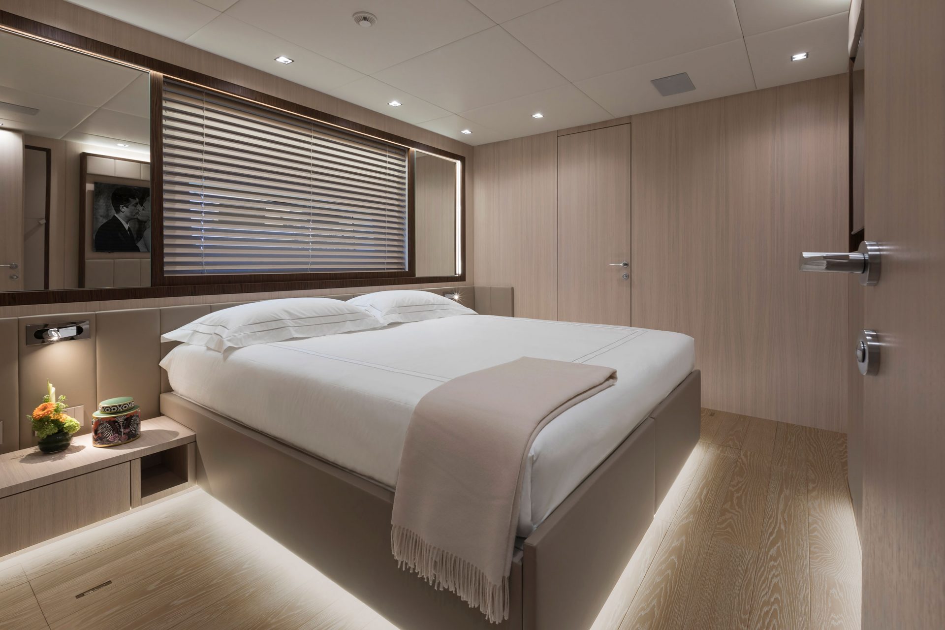 Cabina lussuosa Yachts Mangusta con letto matrimoniale.