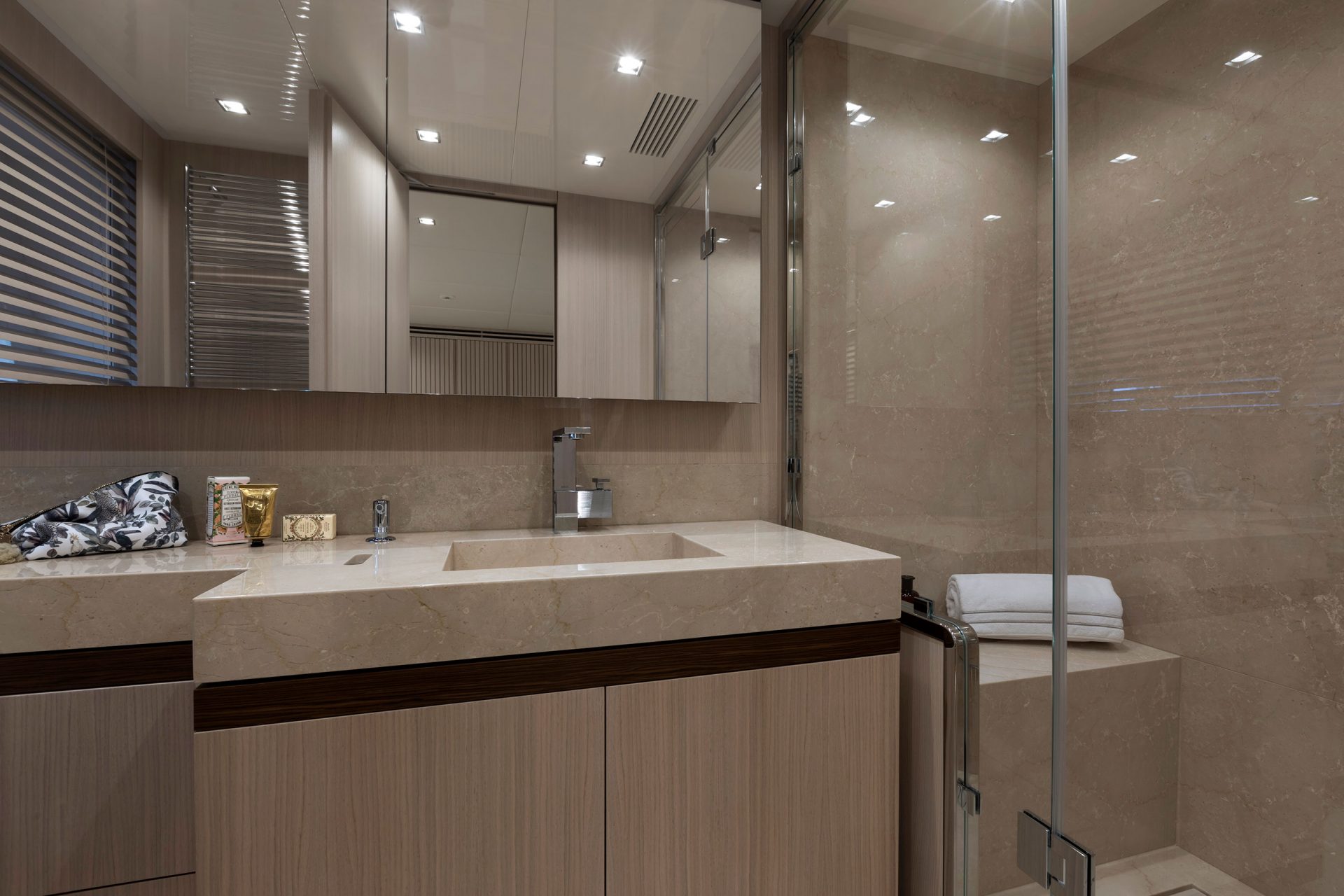 Bagno moderno su Mangusta Yacht con finiture eleganti.