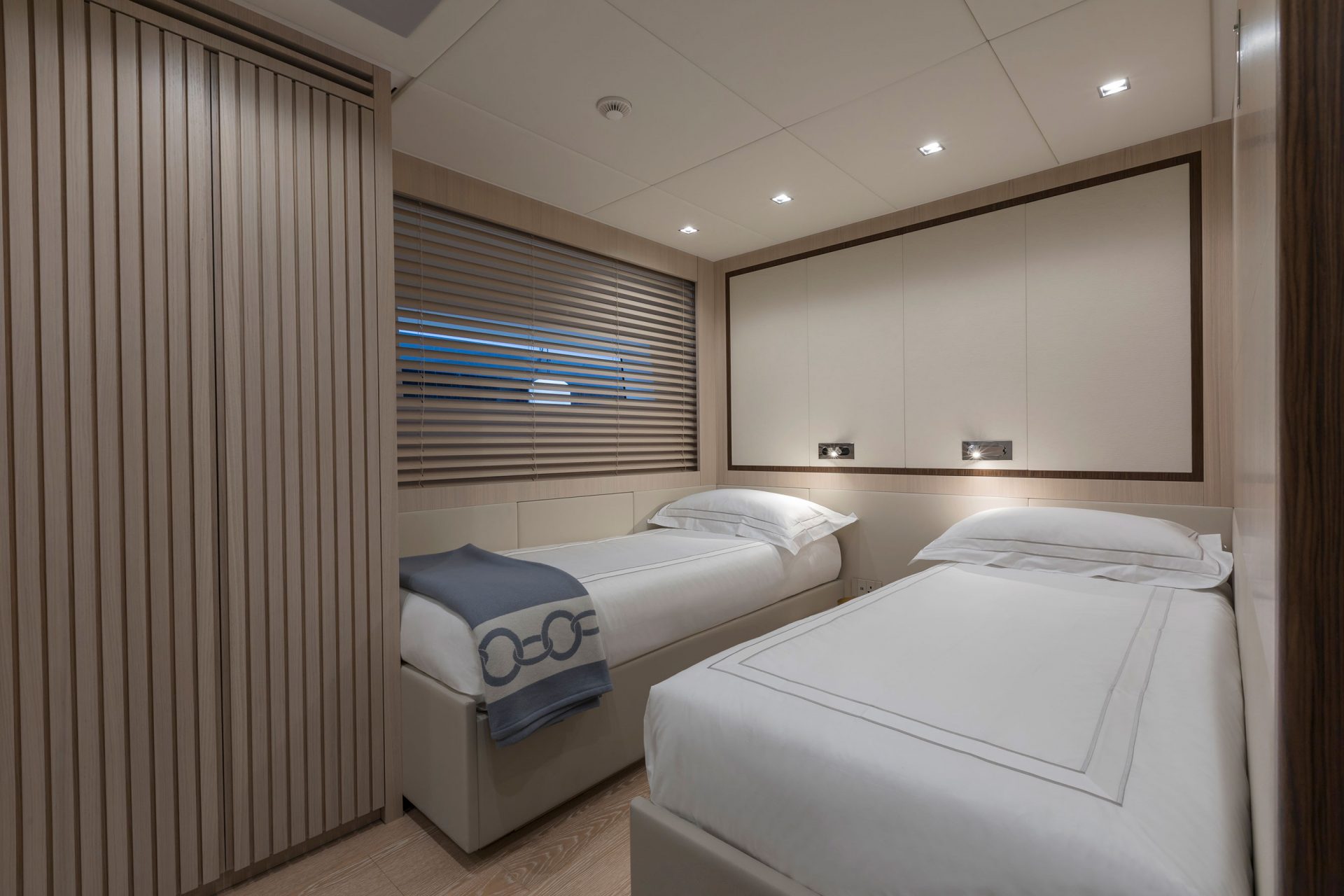 Cabina lussuosa con letti singoli su Mangusta Yacht