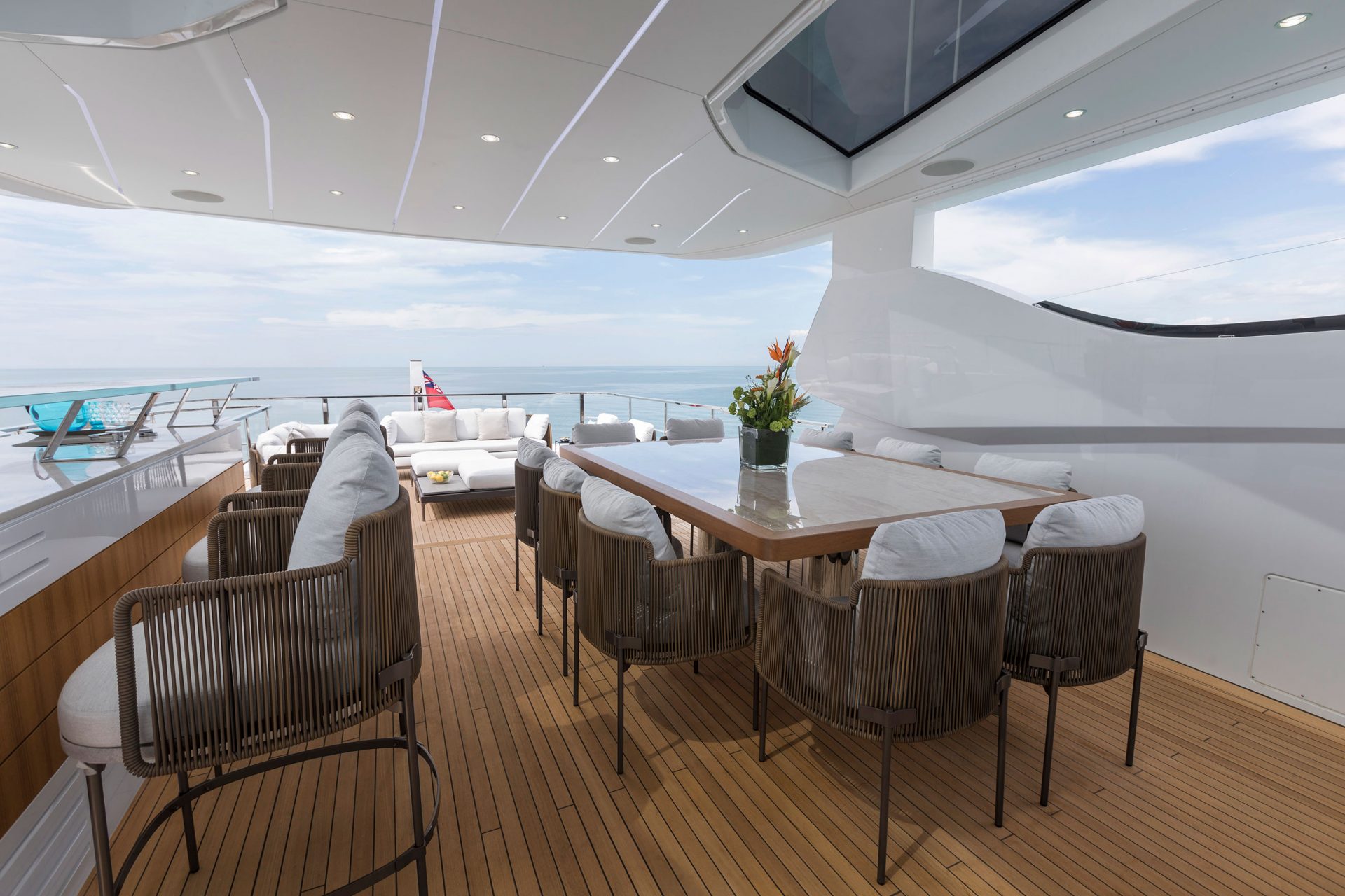 Terrazza elegante sullo yacht Mangusta con vista mare.