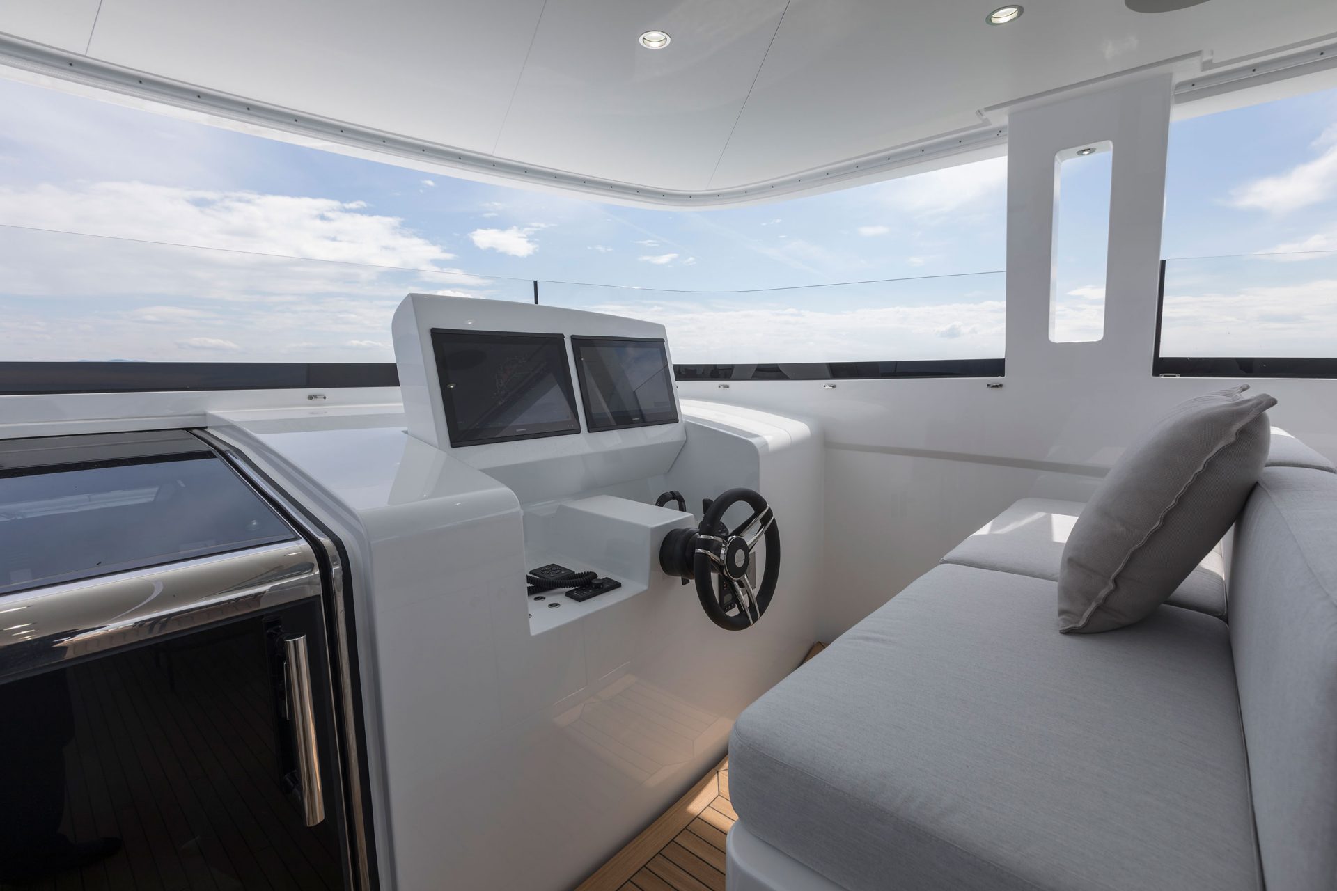 Plancia di comando moderna su yacht Mangusta.