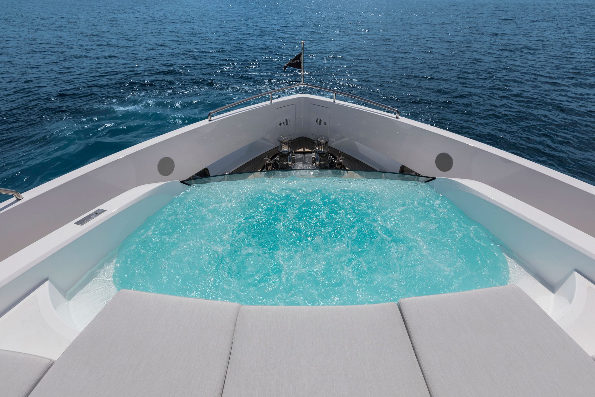 Jacuzzi di lusso sul ponte Mangusta Yachts