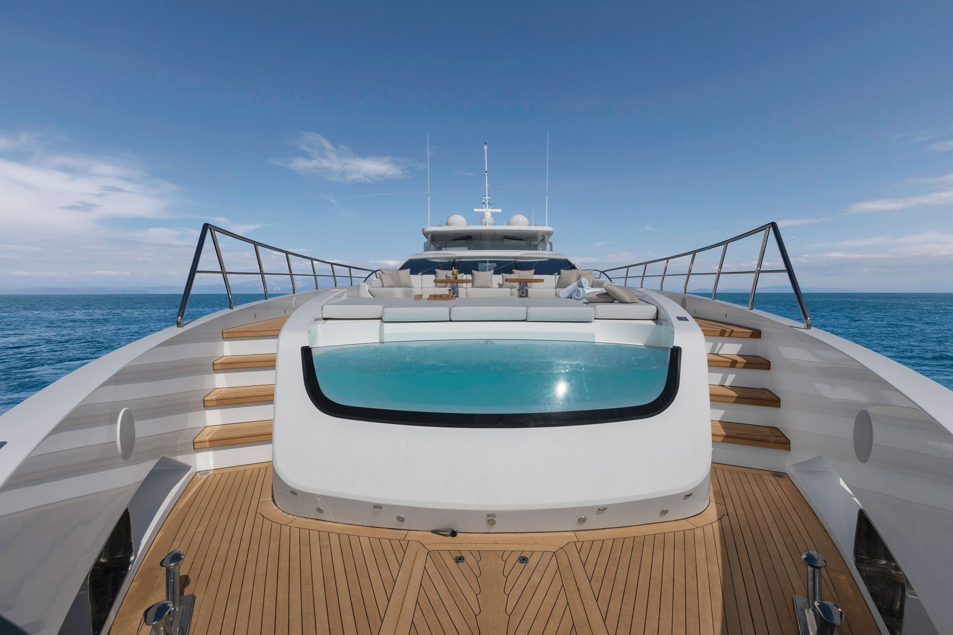 Ponte di lusso con piscina, Mangusta Yachts.