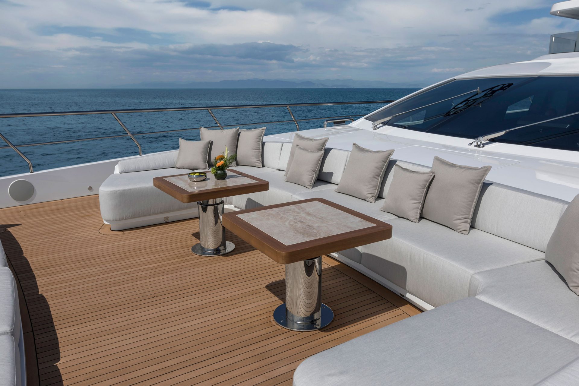Ponte esterno Mangusta Yachts con vista mare.