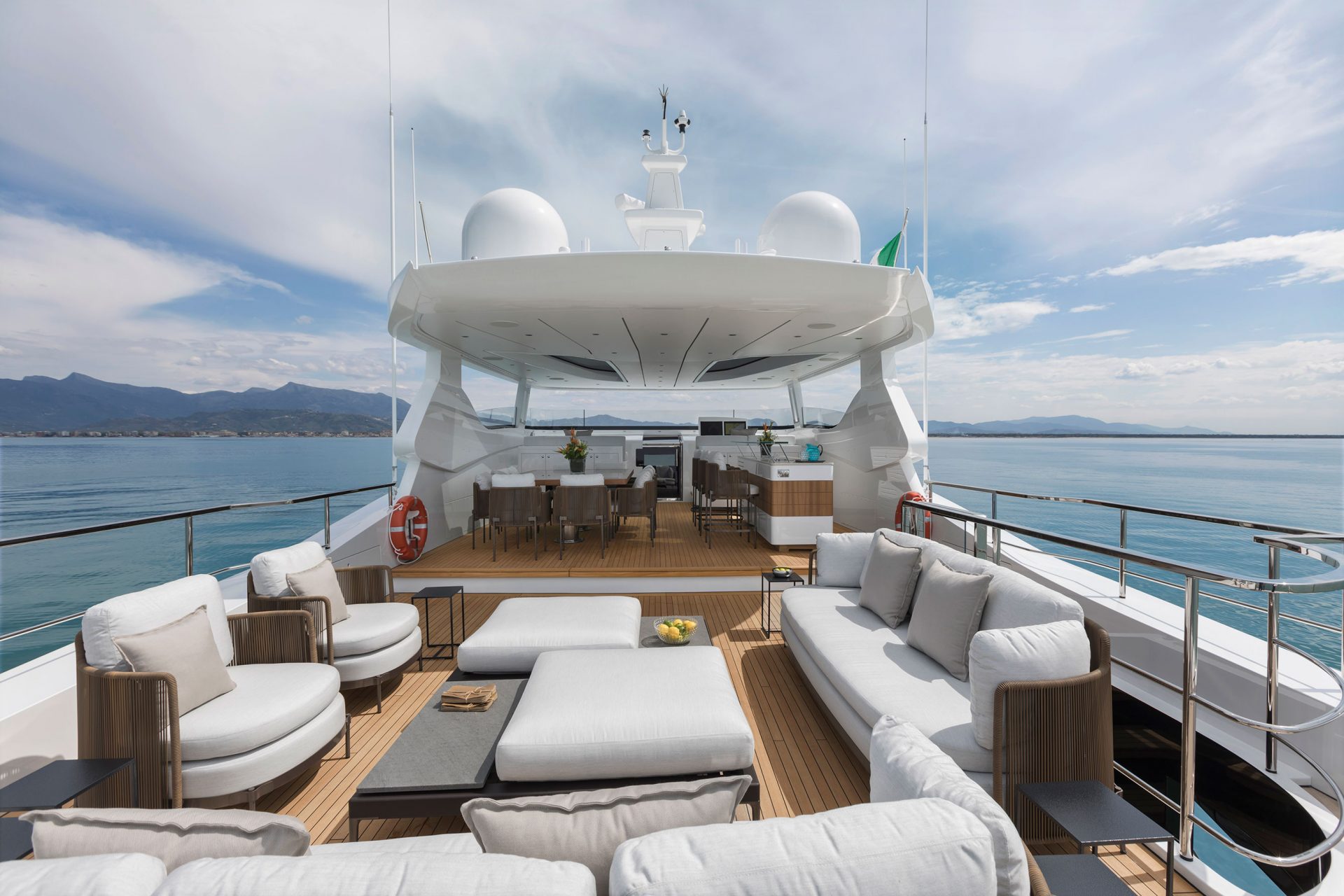 Soggiorno esterno lussuoso su Mangusta Yachts.