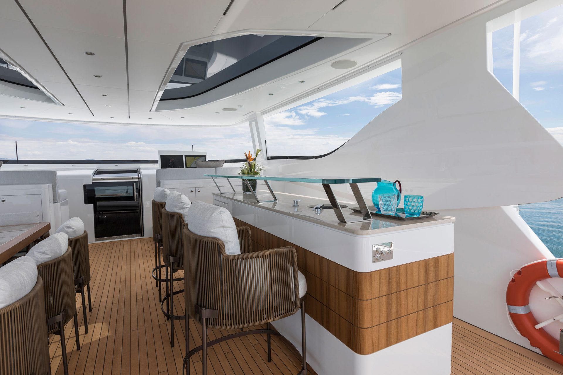 Deck elegante di uno yacht Mangusta con bar moderno.