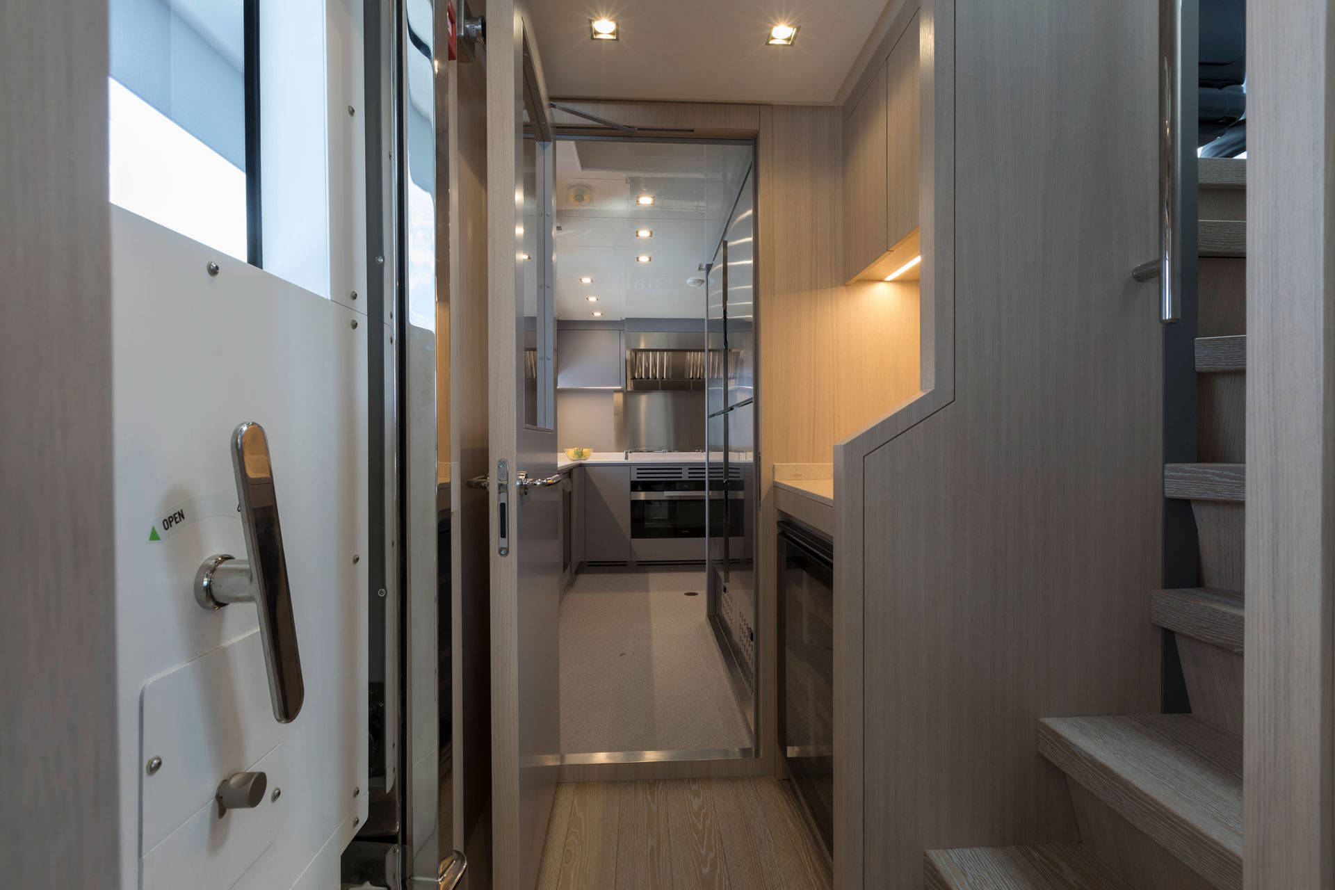 Cucina elegante Mangusta Yachts, arredamento moderno.