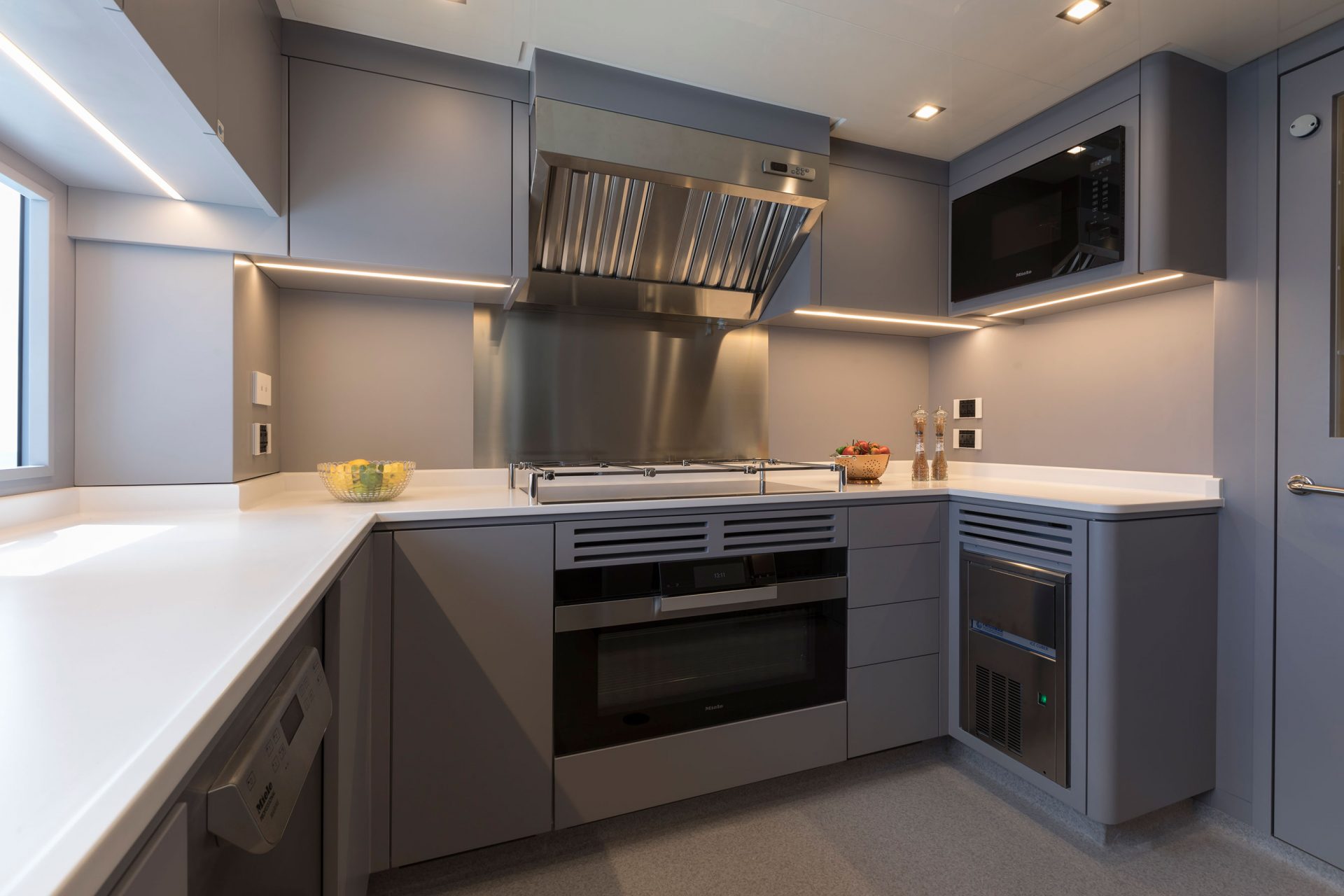 Cucina moderna su yacht Mangusta Yachts.