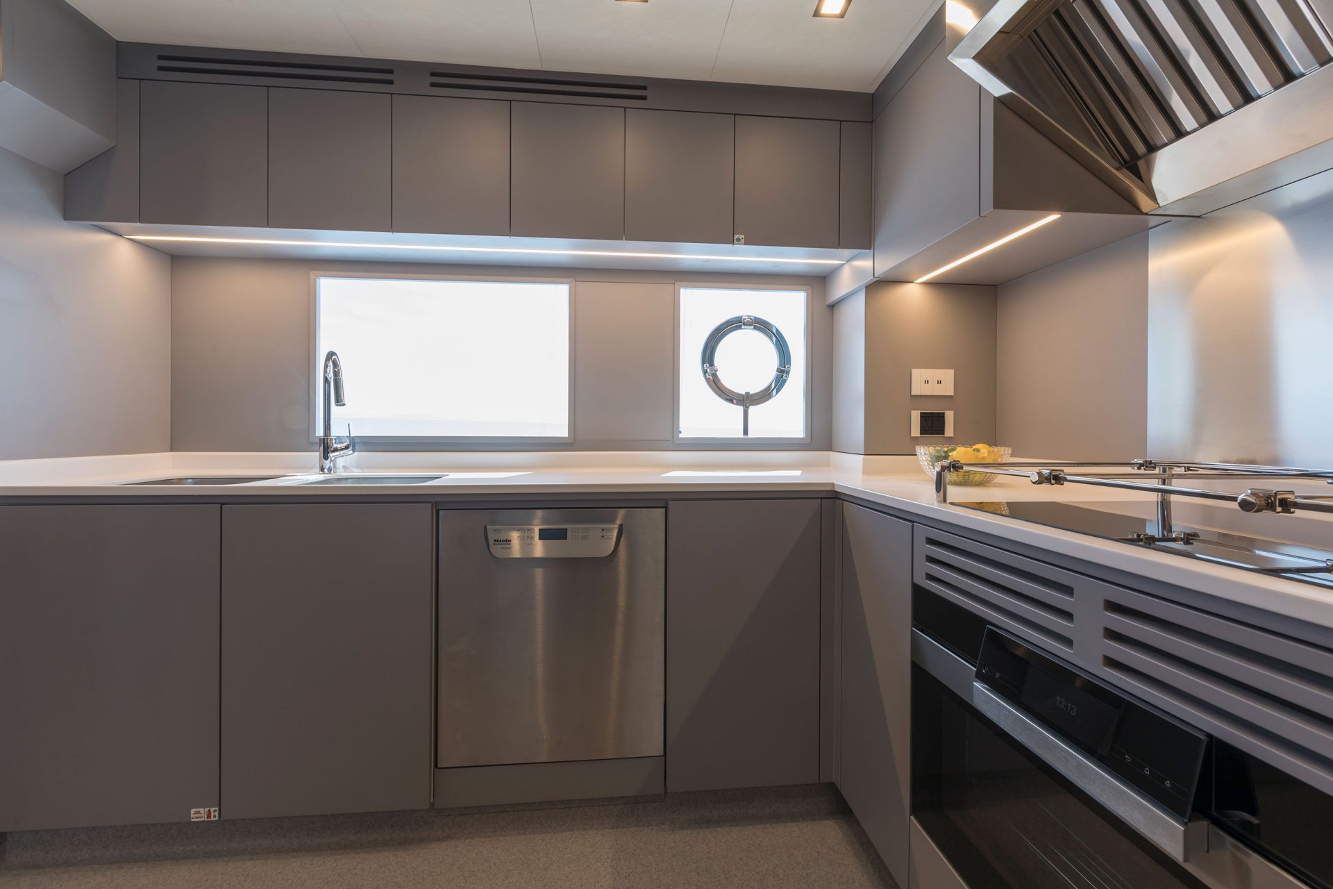 Cucina elegante su Mangusta Yachts con design moderno.